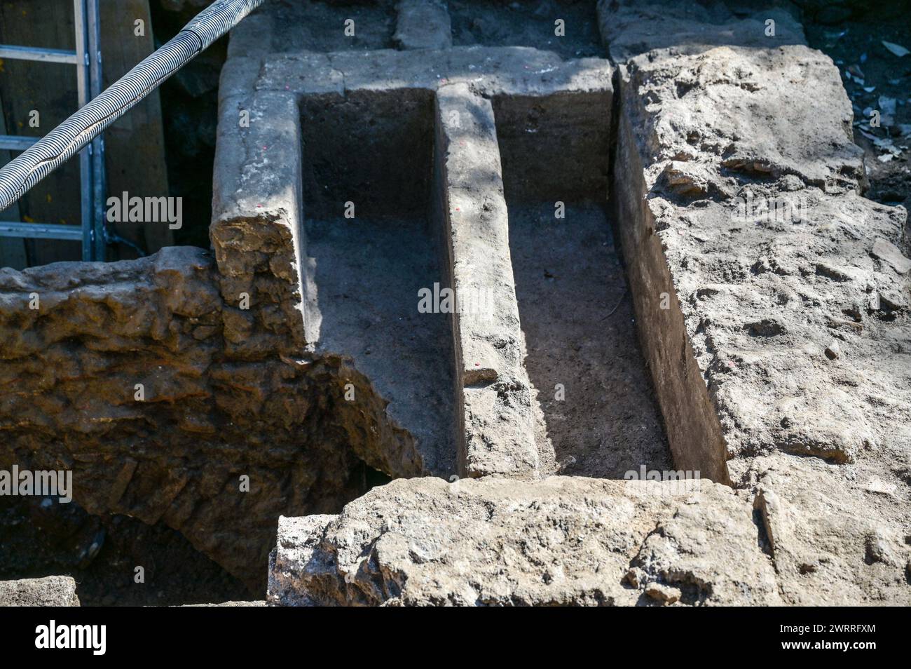 **KEINE WEBSITES UND ZEITUNGEN NUR FÜR ITALIEN** Rom, Baustelle in Via Salaria: Einige archäologische Funde gefunden Stockfoto