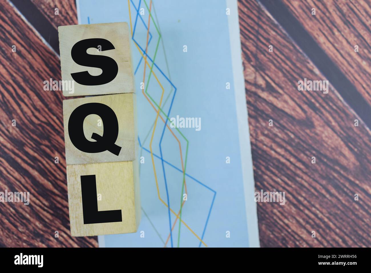 Konzept der Holzwürfel mit dem Wort SQL auf hölzernem Hintergrund. Stockfoto