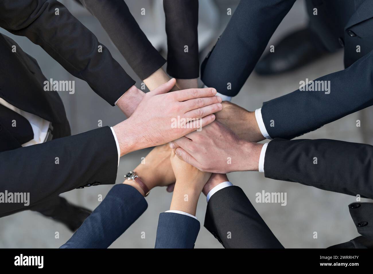 Draufsicht, zugeschnittene Ansicht der Gruppe von Geschäftsleuten, die ihre Hände zusammenlegen, Freunde mit Handstapeln, die Einheit, Teamarbeit, Erfolg und Einheit zeigen Stockfoto