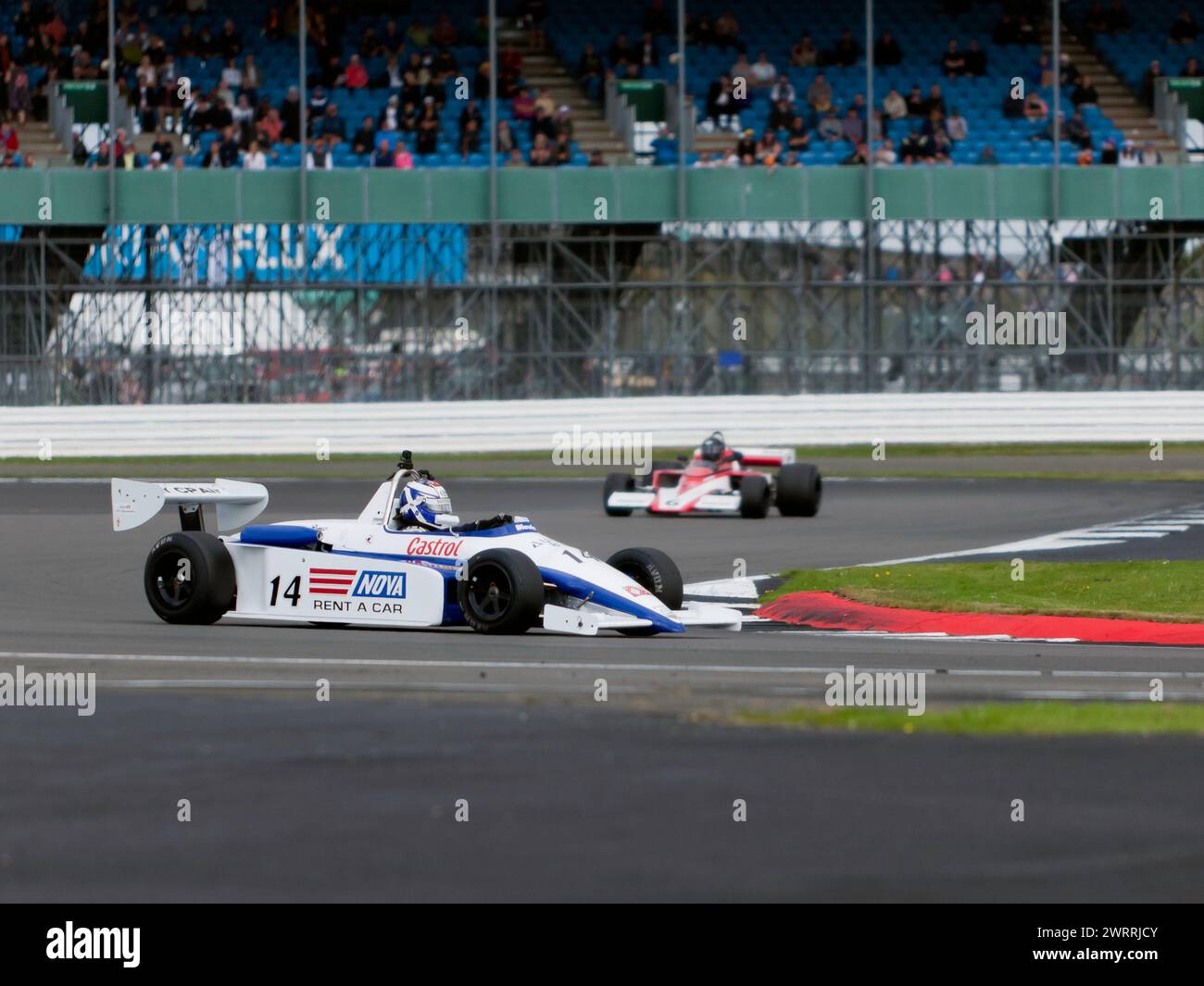 Stephen Barlow fuhr seinen White and Blue, 1984, Ralt RT3, während der Derek Bell Trophy für HSCC Formula Libre beim Silverstone Classic 2023 Stockfoto
