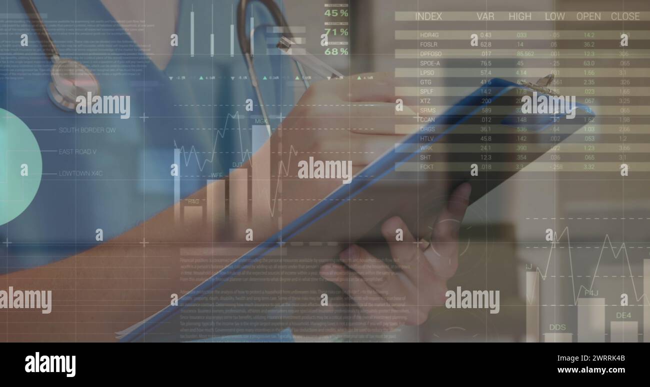 Bild der Infografik-Schnittstelle über dem Mittelteil einer kaukasischen Ärztin, die auf das Clipboard schreibt Stockfoto