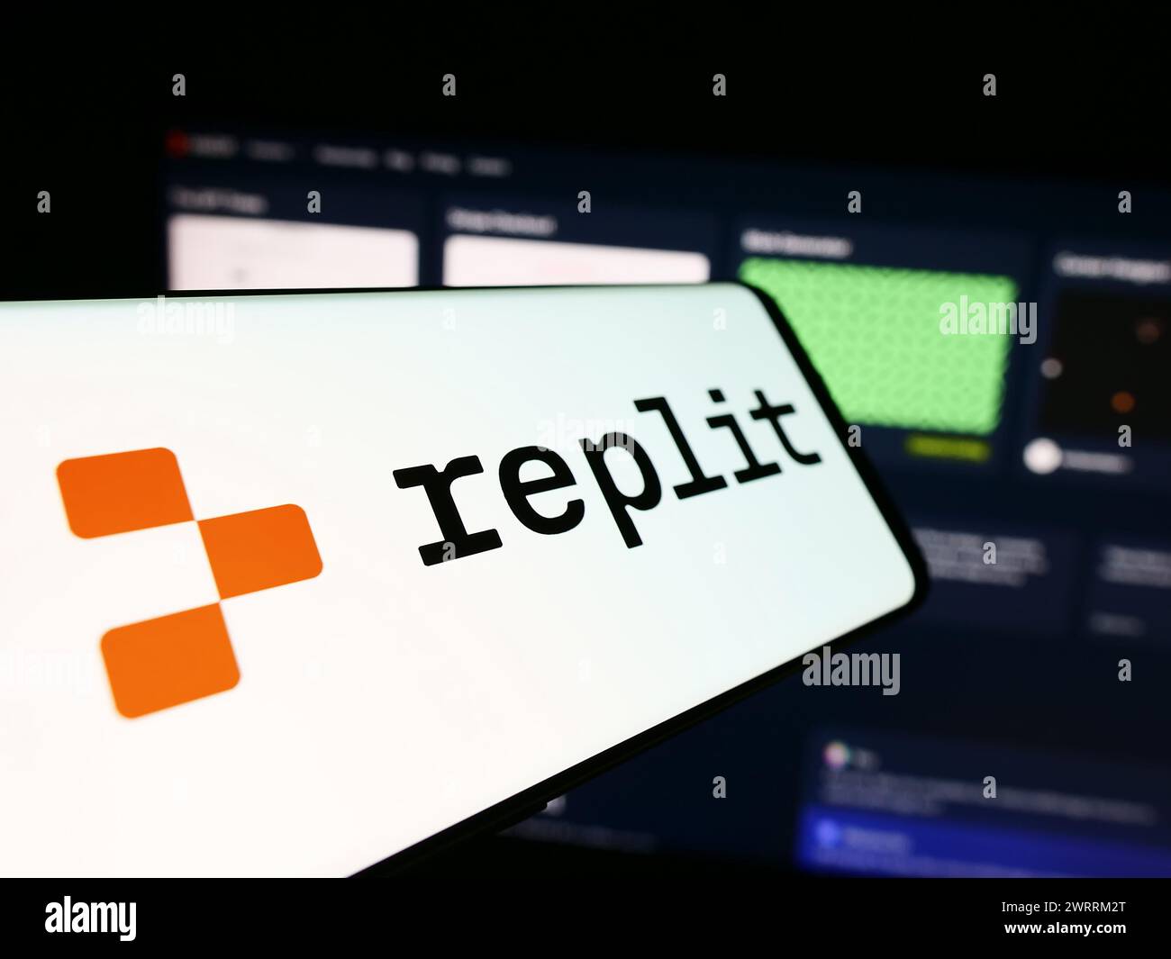 Mobiltelefon mit Logo der amerikanischen Softwareentwicklungsplattform Replit Inc. Vor der Website. Fokussieren Sie sich auf die linke Mitte des Telefondisplays. Stockfoto