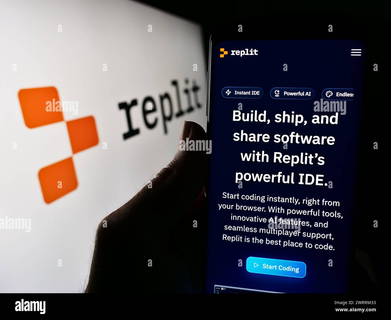 Person, die ein Smartphone hält, mit der Webseite des US-amerikanischen Softwareentwicklungsplattform Replit Inc. Vor dem Logo. Konzentrieren Sie sich auf die Mitte des Telefondisplays. Stockfoto