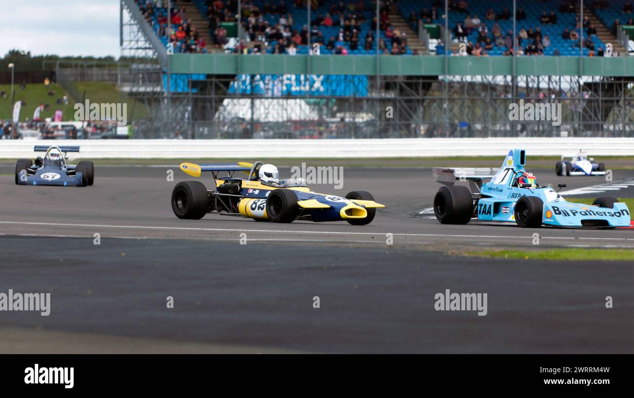 Rennspiel zwischen Mike Bainbridge in seinem Brabham BT35 und Neil Glover in seinem Chevron B37 während der Derek Bell Trophy für HSCC Formula Libre Stockfoto