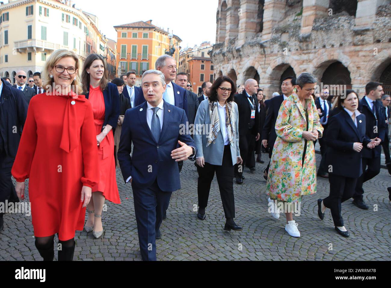 Verona, Italien. März 2024. © Pierre Teyssot/MAXPPP; G7 Italien – Minister für Industrie, Technologie und Digitaltechnik‚Äô treffen am 14. März 2024 in Verona, Italien. Von links: ITU-Generalsekretär Doreen Bogdan Martin, Kanada‚Äôs Francois Philippe Champagne, Frankreich‚Äôs Marina Ferrari (Staatssekretärin für digitale Medien) und Europa-Kommission‚Äôs Margrethe Vestager in Gesprächen mit den USA Zoe Baird ¬ © Pierre Teyssot/Maxppp Credit: MAXPPP/Alamy Live News Stockfoto