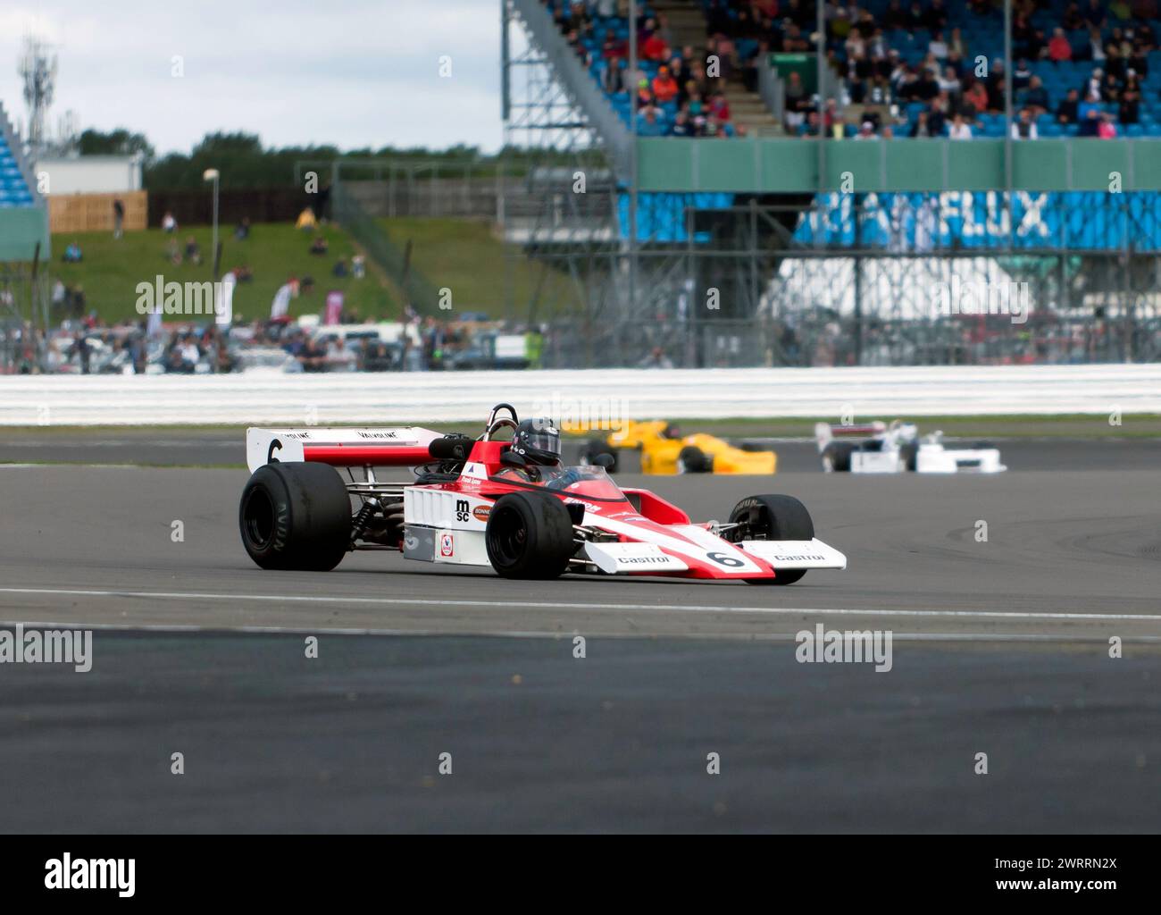 Frank Lyons fuhr seinen Red and White Lola T332 während der Derek Bell Trophy für HSCC Formula Libre beim Silverstone Festival 2023 Stockfoto