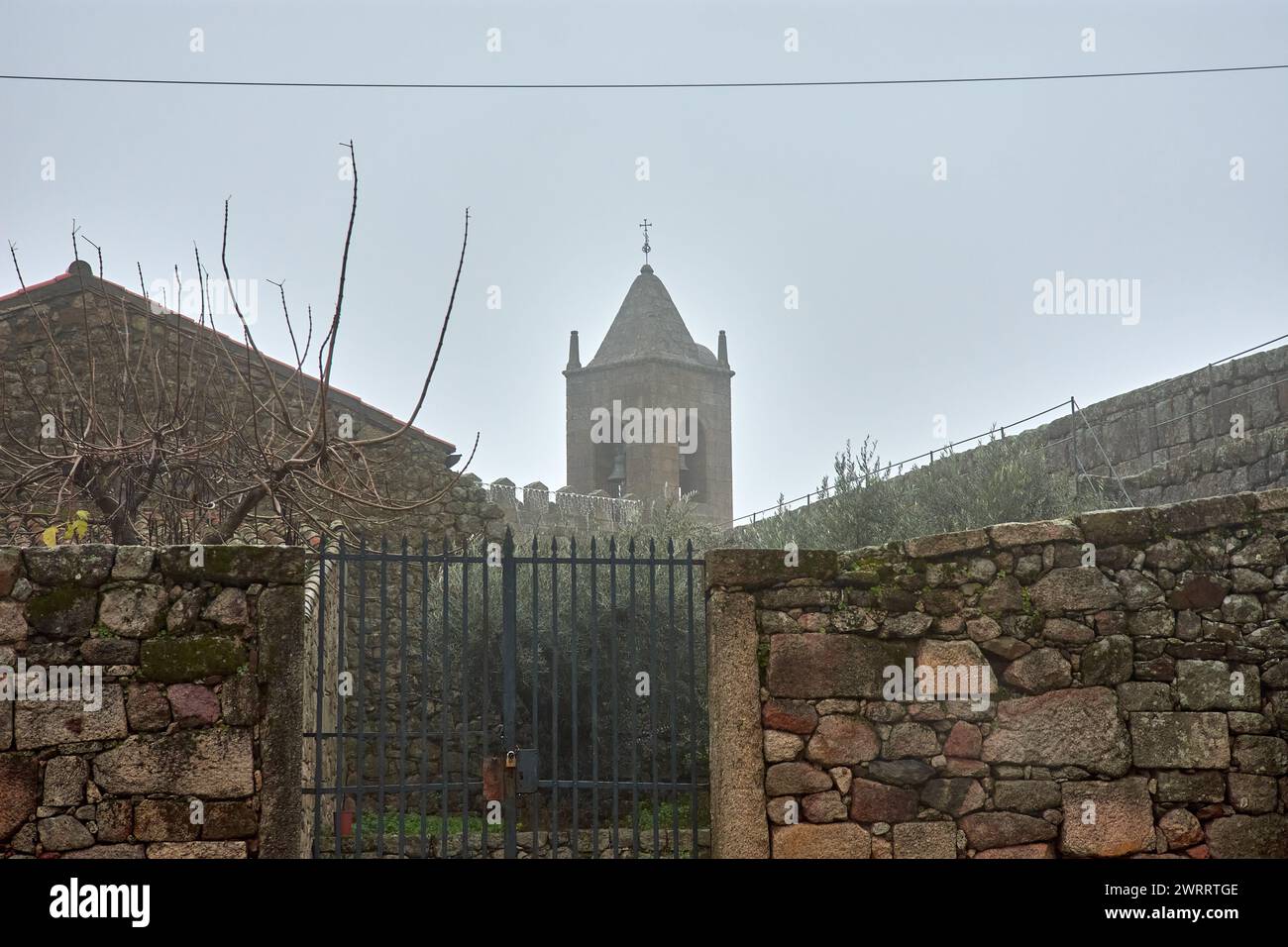 Turm von Penamacor Castle inmitten des Nebels in Portugal, aus dem 12. Jahrhundert ein wichtiger Grenzschutzpunkt Stockfoto