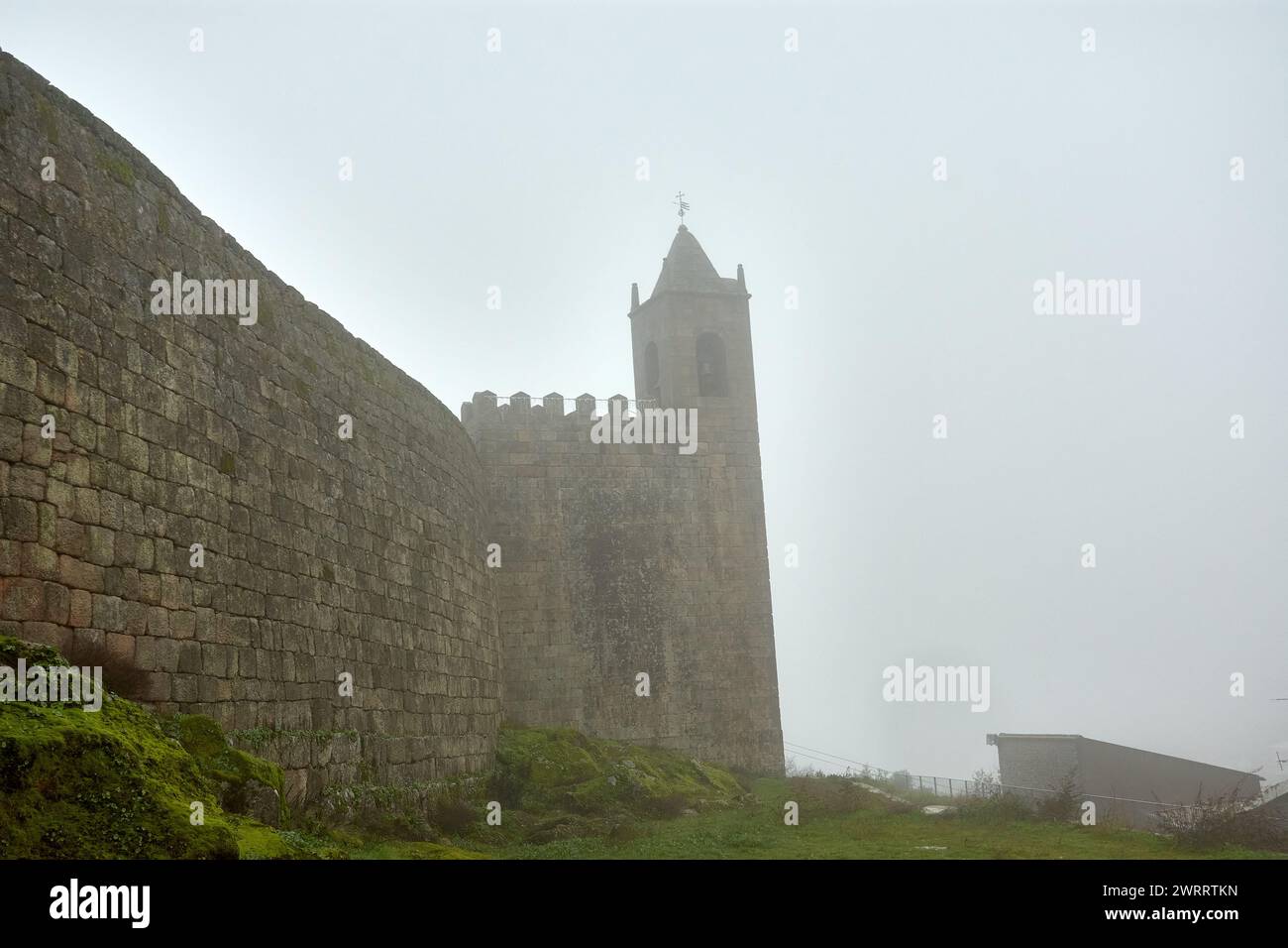 Turm von Penamacor Castle inmitten des Nebels in Portugal, aus dem 12. Jahrhundert ein wichtiger Grenzschutzpunkt Stockfoto