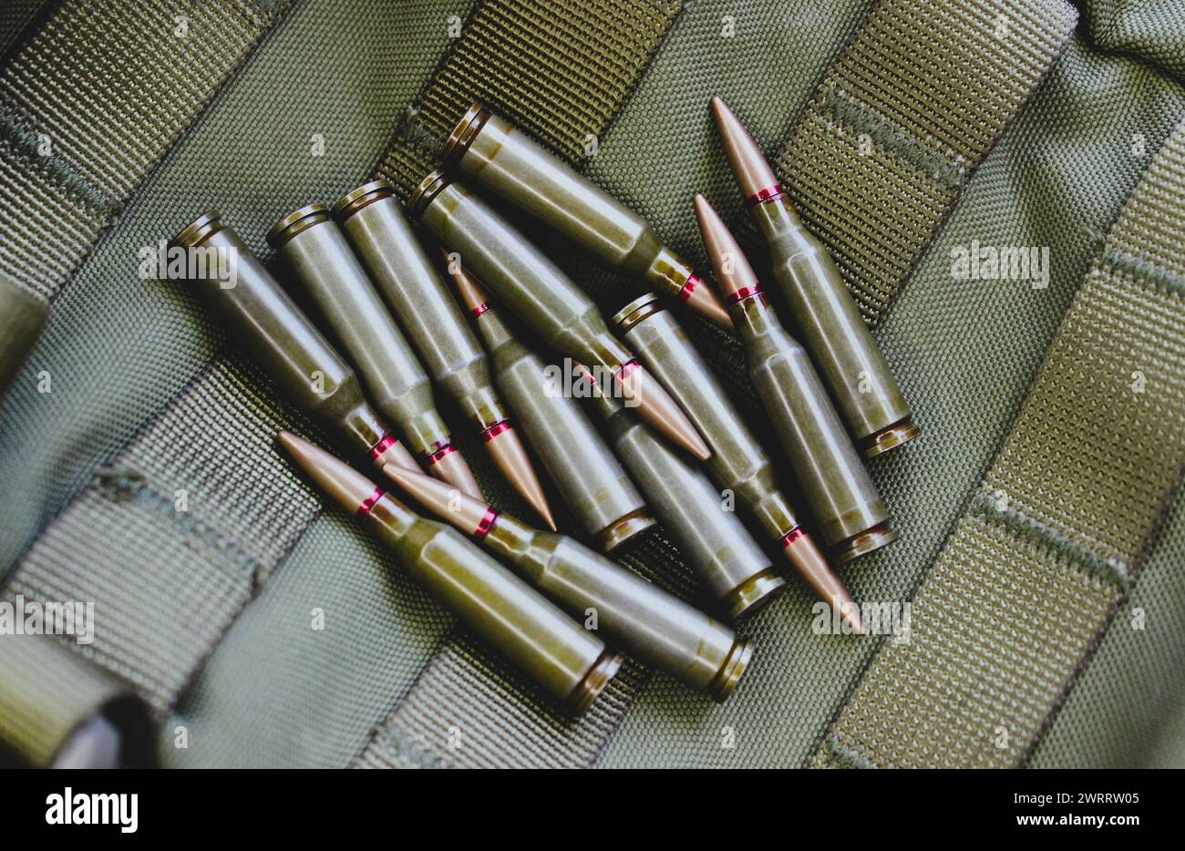 Verstreute Kugeln auf Einer Tasche des taktischen Rucksacks Stockfoto