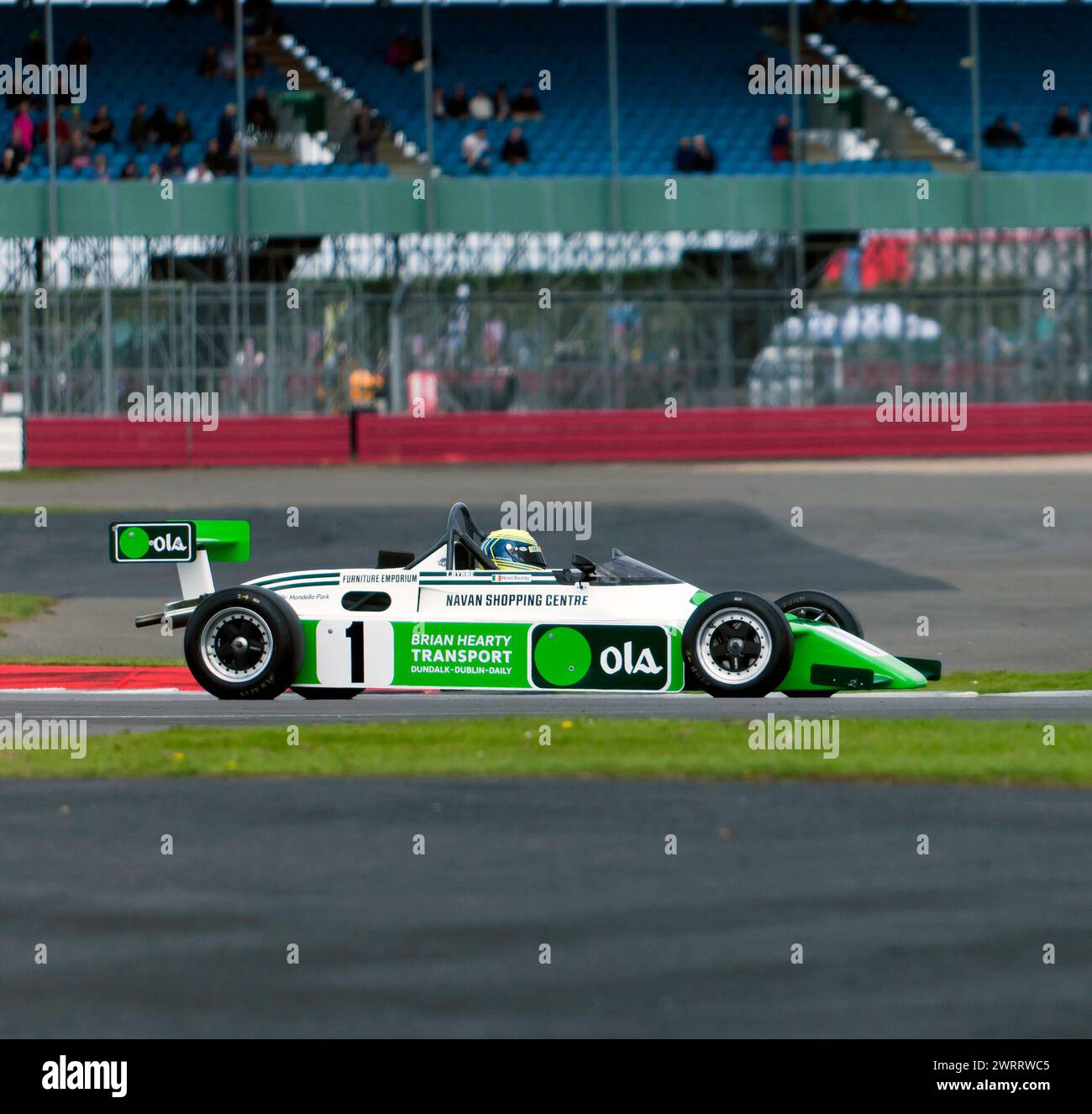 Noel Roddy fuhr seinen Van Diemen RF82 während der Derek Bell Trophy für HSCC Formula Libre beim Silverstone Festival 2023 Stockfoto