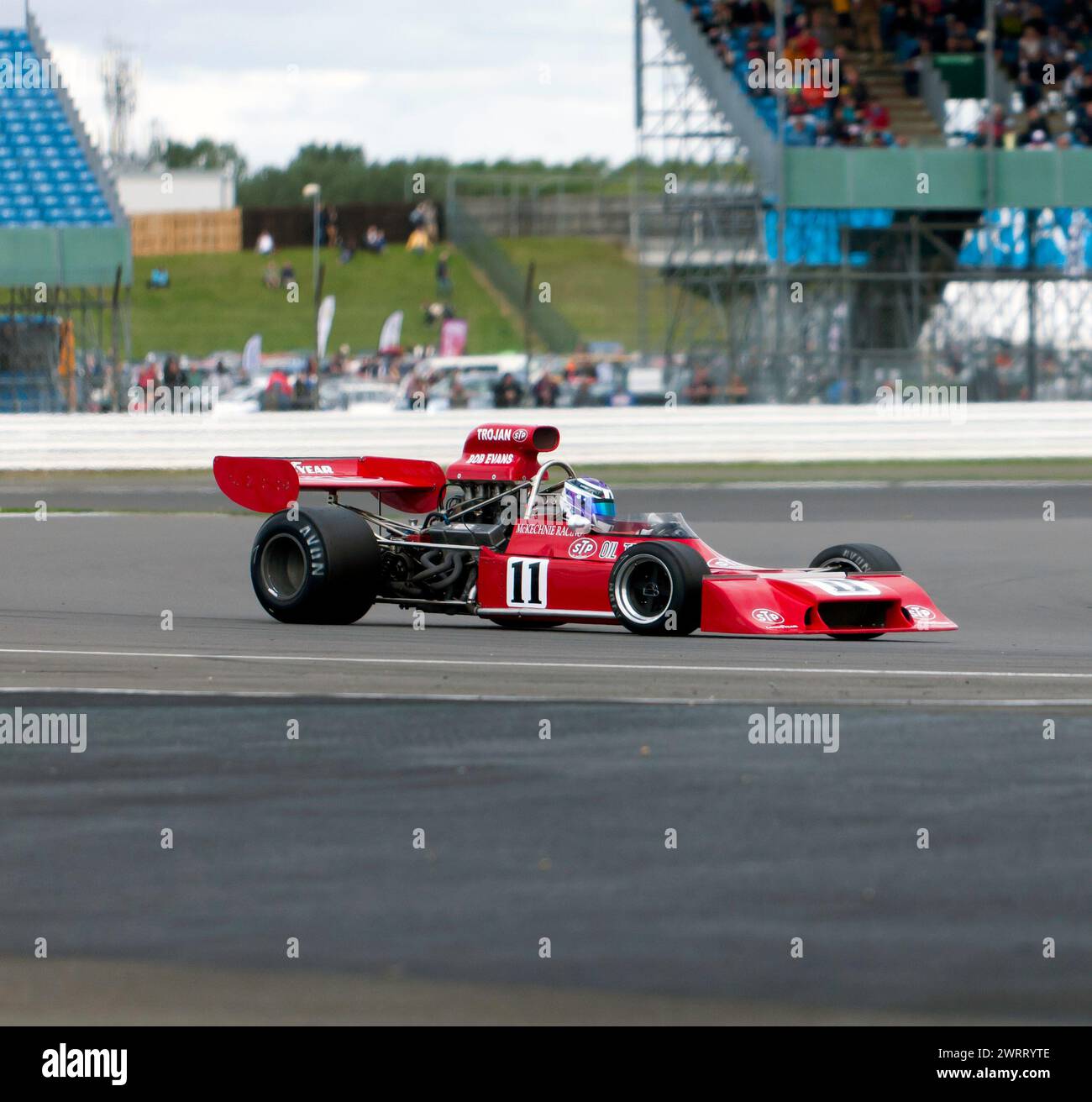 Henry Chart fuhr seinen Red Trojan T101 und gewann 2023 die Derek Bell Trophy für HSCC Formula Libre beim Silverstone Festival Stockfoto