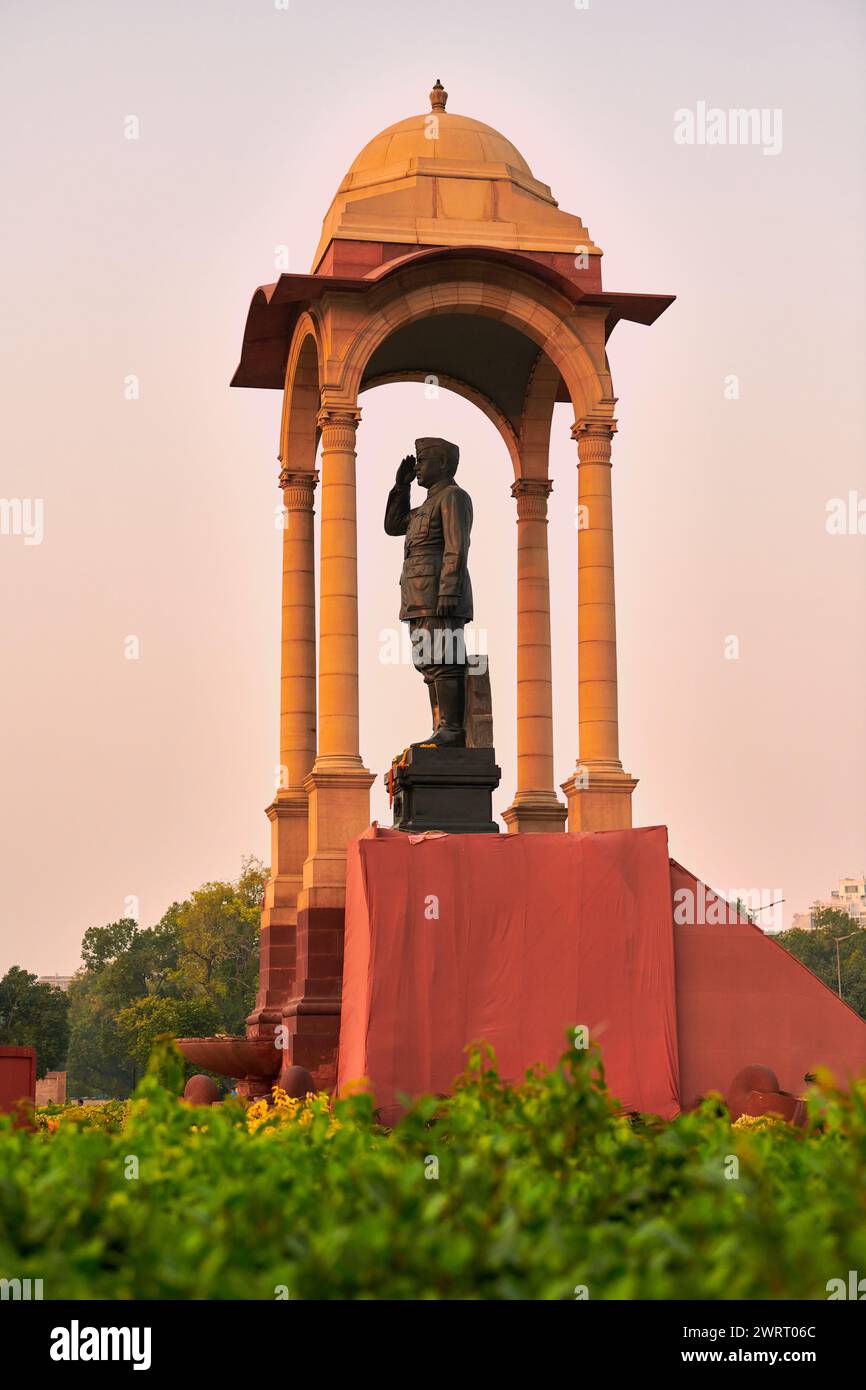 Statue von Subhas Chandra Bose unter dem Dach hinter dem India Gate war Memorial, monolithische Netaji-Statue aus schwarzem Granit in Neu-Delhi verewigt in Stockfoto