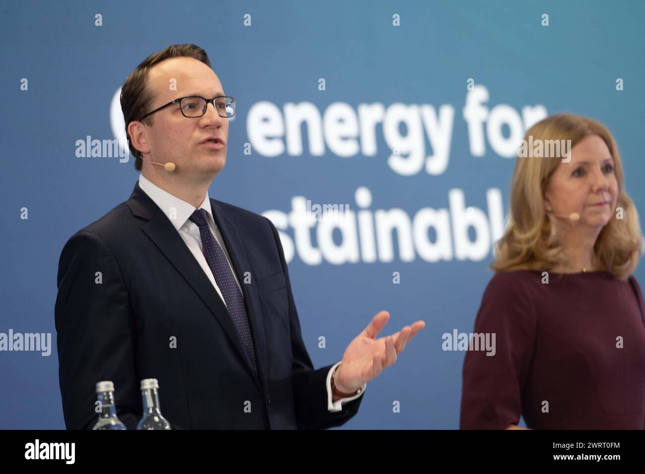 Dr. Markus KREBBER, Vorstandsvorsitzender, CEO, Katja van DOREN, Vorstandsmitglied, Personalvorstand, Arbeitsdirektorin, Bilanzpressekonferenz der RWE AG am 14.03.2024 in Essen *** f l Dr. Markus KREBBER, Vorstandsvorsitzender, Katja van DOREN, Mitglied des Vorstands, Chief Human Resources Officer, Labour Director, Jahrespressekonferenz der RWE AG am 14. März 2024 in Essen Stockfoto
