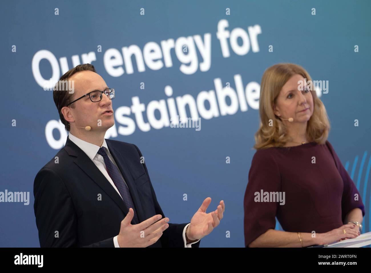 Dr. Markus KREBBER, Vorstandsvorsitzender, CEO, Katja van DOREN, Vorstandsmitglied, Personalvorstand, Arbeitsdirektorin, Bilanzpressekonferenz der RWE AG am 14.03.2024 in Essen *** f l Dr. Markus KREBBER, Vorstandsvorsitzender, Katja van DOREN, Mitglied des Vorstands, Chief Human Resources Officer, Labour Director, Jahrespressekonferenz der RWE AG am 14. März 2024 in Essen Stockfoto