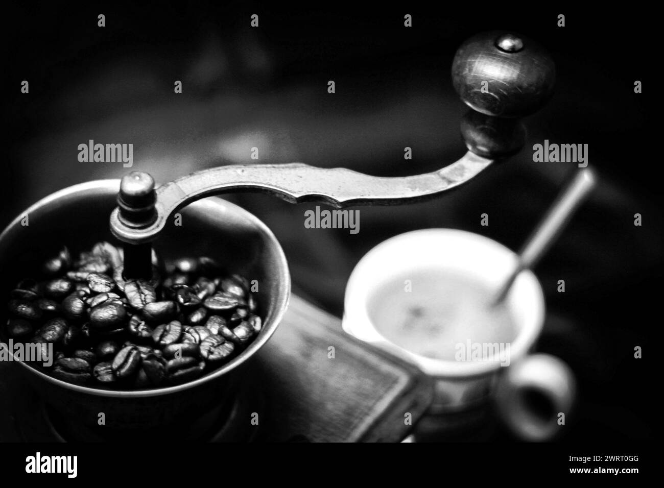 Kaffeebohnen aus nächster Nähe, frischer Kaffee schwarz-weiß monochromer Hintergrund Stockfoto