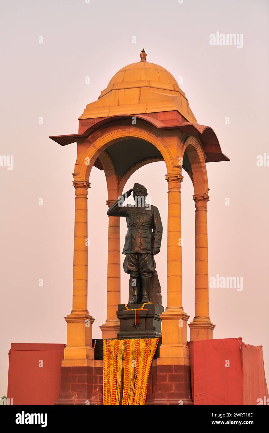Statue von Subhas Chandra Bose unter dem Dach hinter dem India Gate war Memorial, monolithische Netaji-Statue aus schwarzem Granit in Neu-Delhi verewigt in Stockfoto