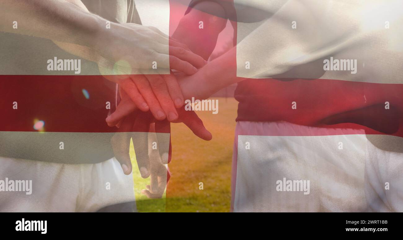 Bild der Flagge von england und Konfetti über verschiedenen männlichen Fußballspielern, die sich im Stadion zusammenschließen Stockfoto