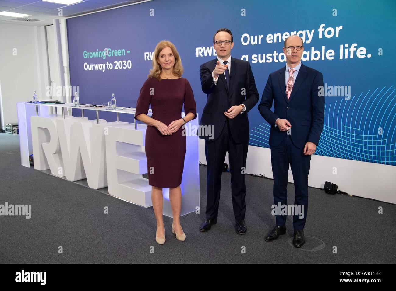 Katja van DOREN, Vorstandsmitglied, Personalvorstand, Arbeitsdirektorin, Dr. Markus KREBBER, Vorstandsvorsitzender, CEO, Dr. Michael MUELLER, Müller, Vorstandsmitglied, CFO, Finanzvorstand, Bilanzpressekonferenz der RWE AG am 14.03.2024 in Essen *** f l Katja van DOREN, Mitglied des Vorstands, Chief Human Resources Officer, Arbeitsdirektor, Dr. Markus KREBBER, Vorstandsvorsitzender, CEO, Dr. Michael MÜLLER, Mitglied des Vorstands, CFO, Chief Financial Officer, Jahrespressekonferenz der RWE AG am 14. März 2024 in Essen Stockfoto