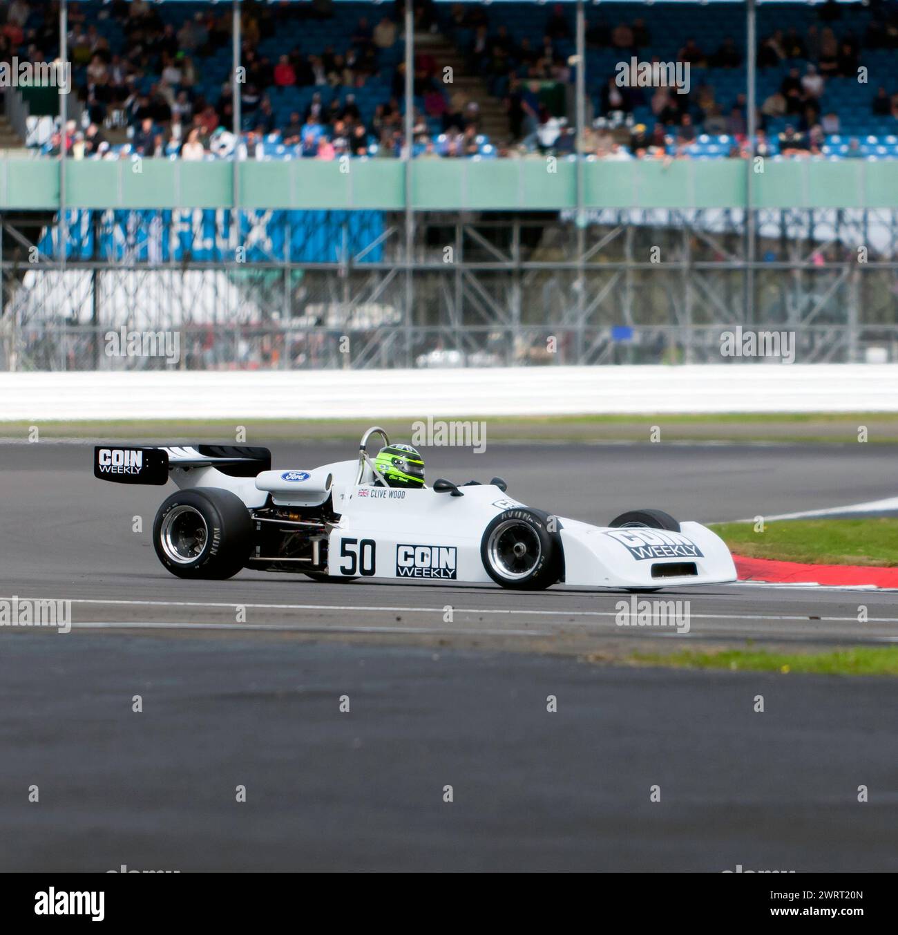 Clive Wood fuhr seinen 1975, White, Chevron B29, während der Derek Bell Trophy für HSCC Formula Libre beim Silverstone Festival 2023 Stockfoto