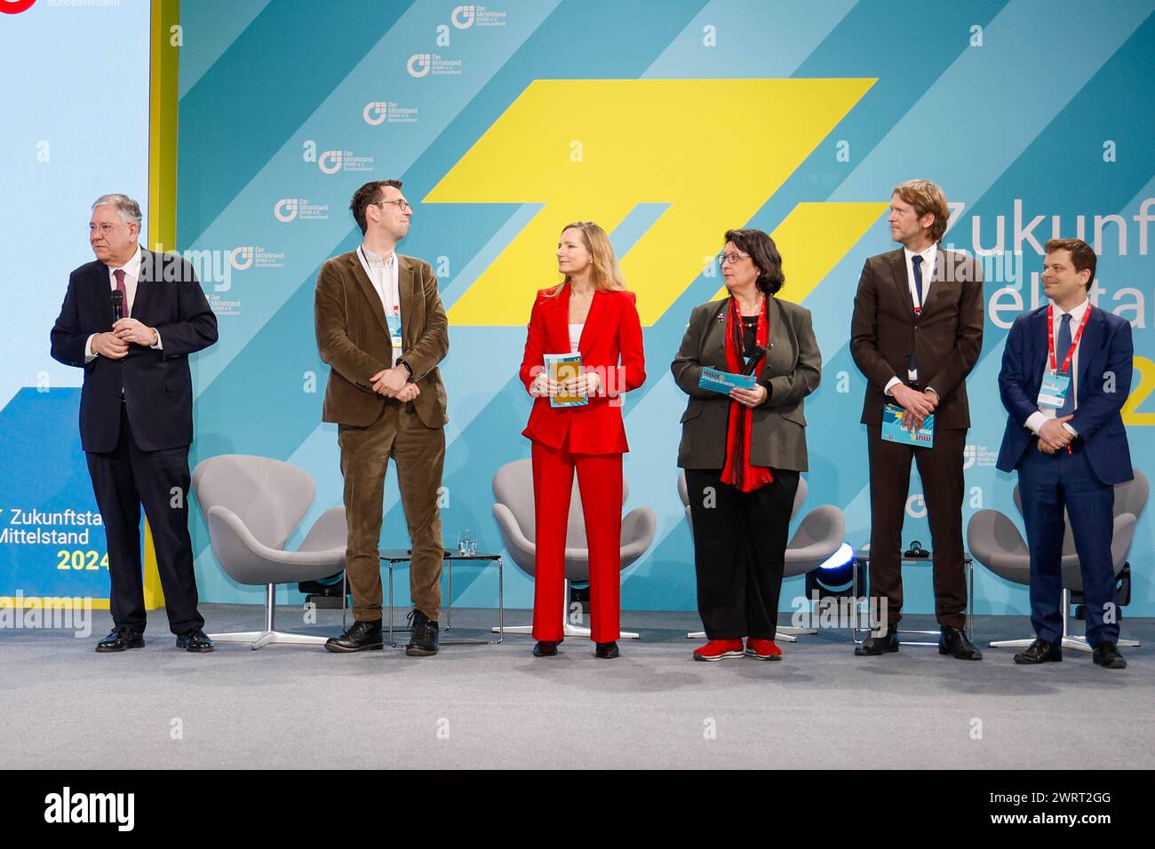 Ulrike Finck Moderation , Christoph Ahlhaus Bundesgeschaeftsfuehrer BVMG e.V. mit der BVMG-Award-Jury: Dirk von Gehlen,Sonja Sulzmaier, Jeanette Peters, Prof. Dr. Henning Voepel, Sebastian Krauss beim Zukunftstag Mittelstand des BVMG in der Station Berlin. *** Ulrike Finck Moderation, Christoph Ahlhaus Bundesgeschäftsführer BVMG e V mit der BVMG Award Jury Dirk von Gehlen, Sonja Sulzmaier, Jeanette Peters, Prof Dr. Henning Voepel, Sebastian Krauss beim BVMG Future Day für KMU am Bahnhof Berlin Stockfoto