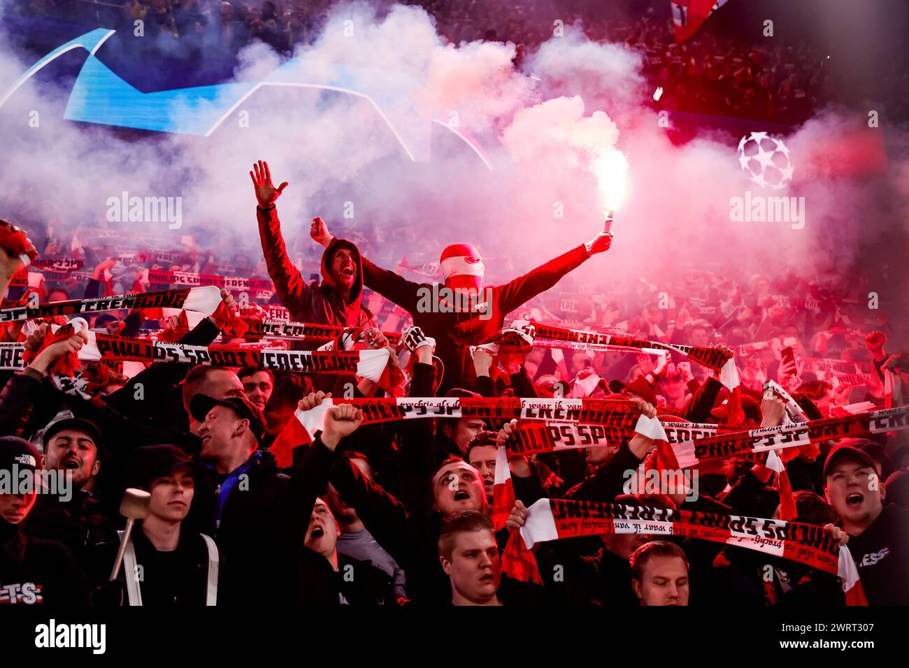 DORTMUND, DEUTSCHLAND - 13. MÄRZ: PSV-Fans mit Pyro beim Spiel der UEFA Champions League 2023/24 gegen Borussia Dortmund und PSV Eindhoven bei Signal Stockfoto