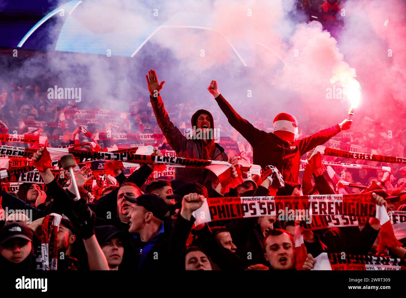 DORTMUND, DEUTSCHLAND - 13. MÄRZ: PSV-Fans mit Pyro beim Spiel der UEFA Champions League 2023/24 gegen Borussia Dortmund und PSV Eindhoven bei Signal Stockfoto