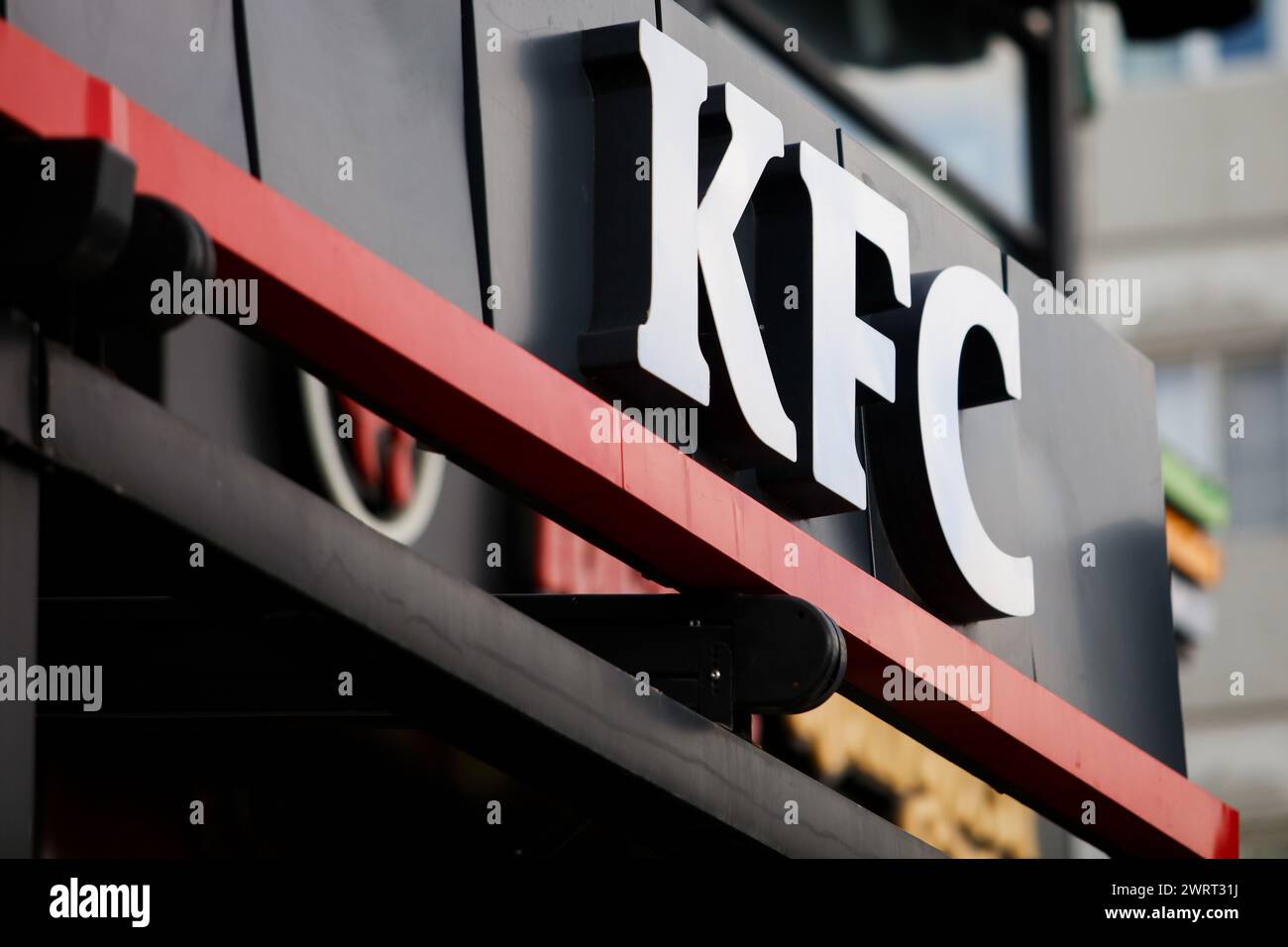 Gaziantep, Turkiye. März 2024. Gaziantep, Turkiye. 10. März 2024. Das Kentucky Fried Chicken-Schild in einem KFC-Fast-Food-Restaurant in Gaziantep, Süd-Turkiye. Das Kentucky Fried Chicken gehört zu den US-Handelsketten, die seit Beginn der israelischen Militäroffensive in Gaza von einer Boykottkampagne in Turkiye heimgesucht wurden. Diese Unternehmen wurden entweder wegen ihrer pro-israelischen Haltung im Krieg, ihrer angeblichen finanziellen Beziehungen zu Israel oder wegen ihrer Investitionen in Israel (Credit Image: © Zakariya Yahya/IMAGESLIVE via ZUMA Press Wire) auf die Boykottliste aufgenommen! Nicht für kommerzielle Zwecke Stockfoto