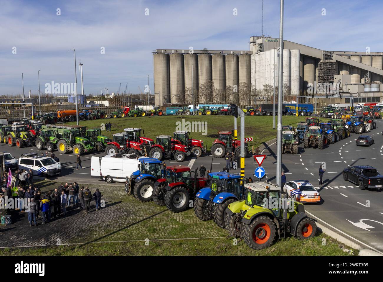 Gent, Belgien. März 2024. Traktoren werden auf der Turborotonde während eines Bauernprotests gesehen, der am Donnerstag, den 14. März 2024, die Einfahrt von LKWs zum Hafen von Gent blockierte. Zwei unabhängige Junglandwirte-Verbände protestieren weiterhin gegen die strengen Stickstoffvorschriften für Landwirte. Durch die Sperrung der Häfen wollen die Landwirte darauf hinweisen, dass es vor allem die Industrie ist, die Stickstoff ausstößt, und nicht die Landwirtschaft. BELGA FOTO NICOLAS MAETERLINCK Credit: Belga News Agency/Alamy Live News Stockfoto