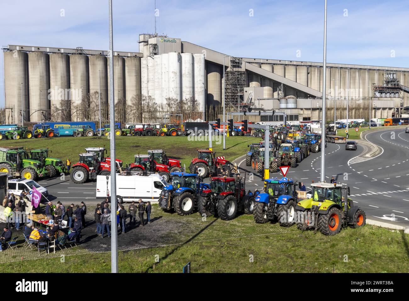 Gent, Belgien. März 2024. Traktoren werden auf der Turborotonde während eines Bauernprotests gesehen, der am Donnerstag, den 14. März 2024, die Einfahrt von LKWs zum Hafen von Gent blockierte. Zwei unabhängige Junglandwirte-Verbände protestieren weiterhin gegen die strengen Stickstoffvorschriften für Landwirte. Durch die Sperrung der Häfen wollen die Landwirte darauf hinweisen, dass es vor allem die Industrie ist, die Stickstoff ausstößt, und nicht die Landwirtschaft. BELGA FOTO NICOLAS MAETERLINCK Credit: Belga News Agency/Alamy Live News Stockfoto