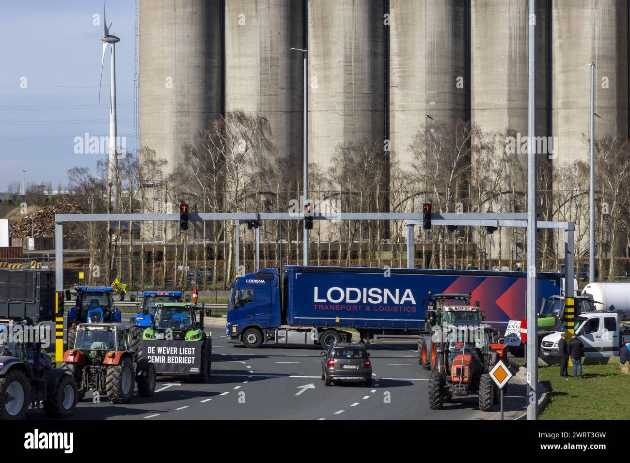 Gent, Belgien. März 2024. Traktoren werden auf der Turborotonde während eines Bauernprotests gesehen, der am Donnerstag, den 14. März 2024, die Einfahrt von LKWs zum Hafen von Gent blockierte. Zwei unabhängige Junglandwirte-Verbände protestieren weiterhin gegen die strengen Stickstoffvorschriften für Landwirte. Durch die Sperrung der Häfen wollen die Landwirte darauf hinweisen, dass es vor allem die Industrie ist, die Stickstoff ausstößt, und nicht die Landwirtschaft. BELGA FOTO NICOLAS MAETERLINCK Credit: Belga News Agency/Alamy Live News Stockfoto
