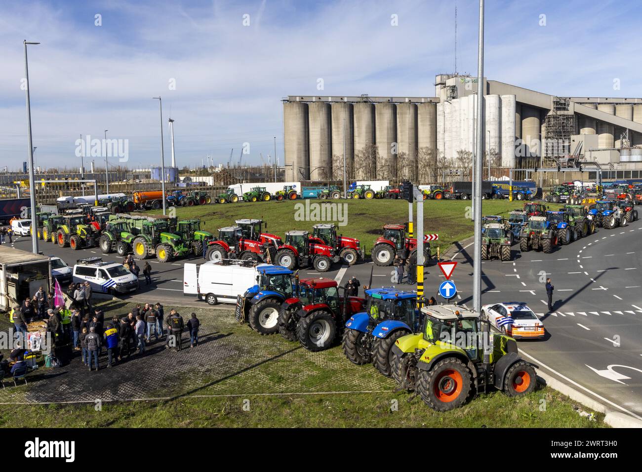 Gent, Belgien. März 2024. Traktoren werden auf der Turborotonde während eines Bauernprotests gesehen, der am Donnerstag, den 14. März 2024, die Einfahrt von LKWs zum Hafen von Gent blockierte. Zwei unabhängige Junglandwirte-Verbände protestieren weiterhin gegen die strengen Stickstoffvorschriften für Landwirte. Durch die Sperrung der Häfen wollen die Landwirte darauf hinweisen, dass es vor allem die Industrie ist, die Stickstoff ausstößt, und nicht die Landwirtschaft. BELGA FOTO NICOLAS MAETERLINCK Credit: Belga News Agency/Alamy Live News Stockfoto