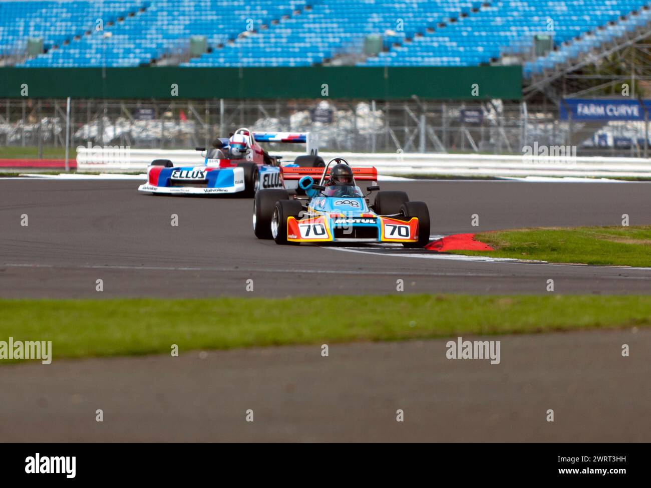 Rennsport zwischen David Tomlin und Martin Wood bei der Derek Bell Trophy für HSCC Formula Libre beim Silverstone Festival 2023 Stockfoto