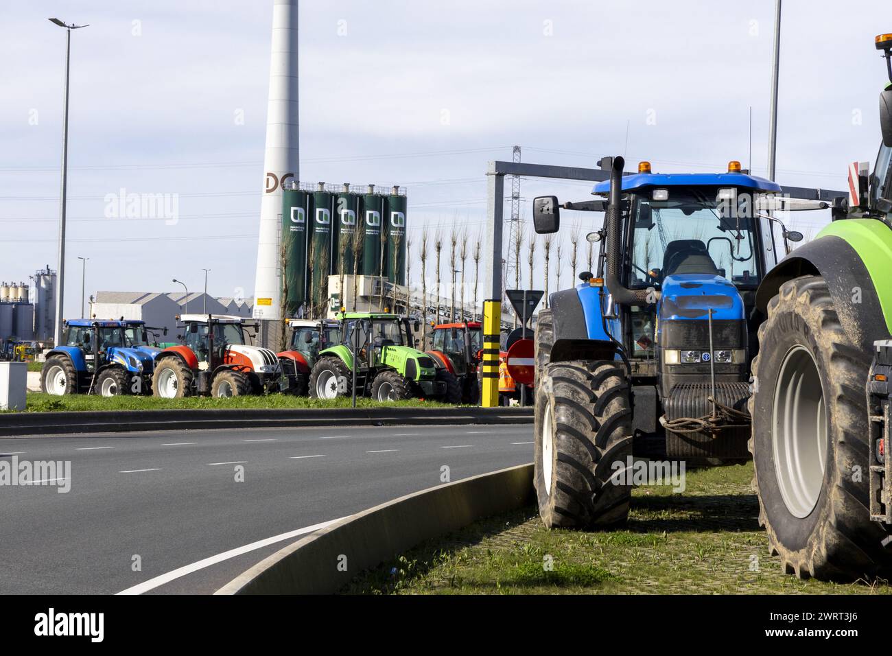 Gent, Belgien. März 2024. Traktoren werden auf der Turborotonde während eines Bauernprotests gesehen, der am Donnerstag, den 14. März 2024, die Einfahrt von LKWs zum Hafen von Gent blockierte. Zwei unabhängige Junglandwirte-Verbände protestieren weiterhin gegen die strengen Stickstoffvorschriften für Landwirte. Durch die Sperrung der Häfen wollen die Landwirte darauf hinweisen, dass es vor allem die Industrie ist, die Stickstoff ausstößt, und nicht die Landwirtschaft. BELGA FOTO NICOLAS MAETERLINCK Credit: Belga News Agency/Alamy Live News Stockfoto