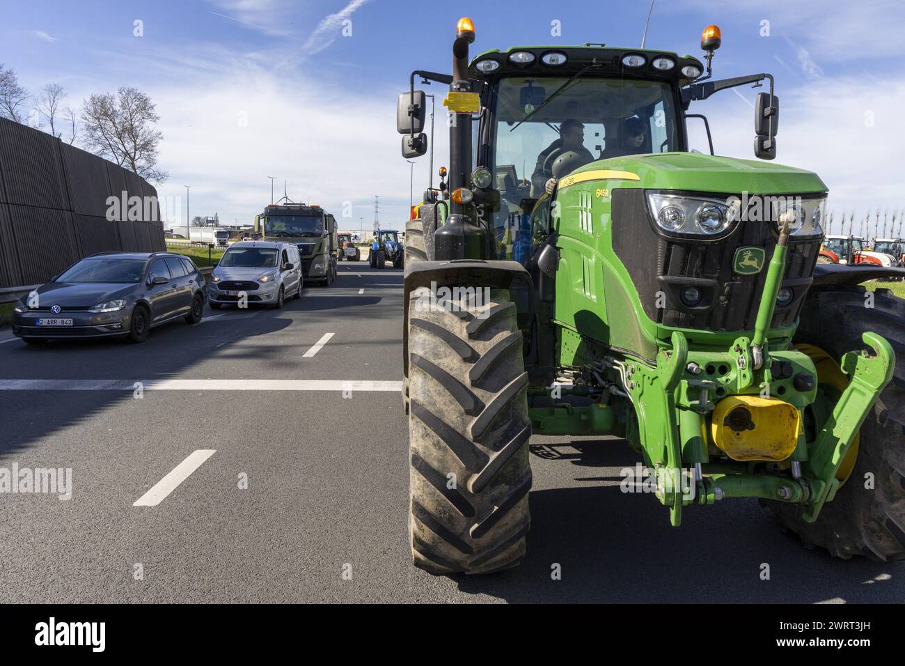 Gent, Belgien. März 2024. Traktoren werden auf der Turborotonde während eines Bauernprotests gesehen, der am Donnerstag, den 14. März 2024, die Einfahrt von LKWs zum Hafen von Gent blockierte. Zwei unabhängige Junglandwirte-Verbände protestieren weiterhin gegen die strengen Stickstoffvorschriften für Landwirte. Durch die Sperrung der Häfen wollen die Landwirte darauf hinweisen, dass es vor allem die Industrie ist, die Stickstoff ausstößt, und nicht die Landwirtschaft. BELGA FOTO NICOLAS MAETERLINCK Credit: Belga News Agency/Alamy Live News Stockfoto