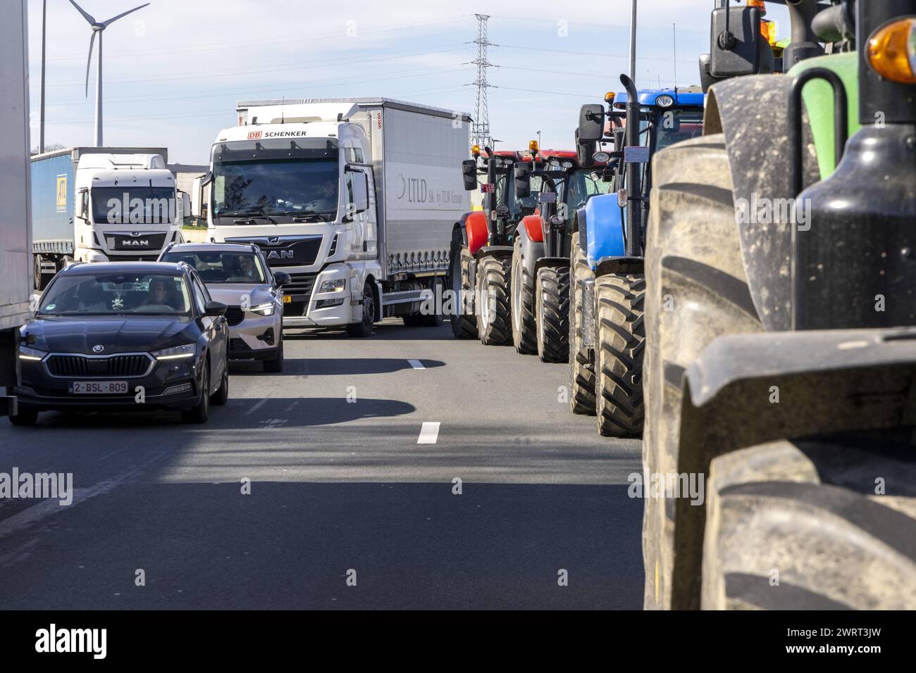 Gent, Belgien. März 2024. Traktoren werden auf der Turborotonde während eines Bauernprotests gesehen, der am Donnerstag, den 14. März 2024, die Einfahrt von LKWs zum Hafen von Gent blockierte. Zwei unabhängige Junglandwirte-Verbände protestieren weiterhin gegen die strengen Stickstoffvorschriften für Landwirte. Durch die Sperrung der Häfen wollen die Landwirte darauf hinweisen, dass es vor allem die Industrie ist, die Stickstoff ausstößt, und nicht die Landwirtschaft. BELGA FOTO NICOLAS MAETERLINCK Credit: Belga News Agency/Alamy Live News Stockfoto