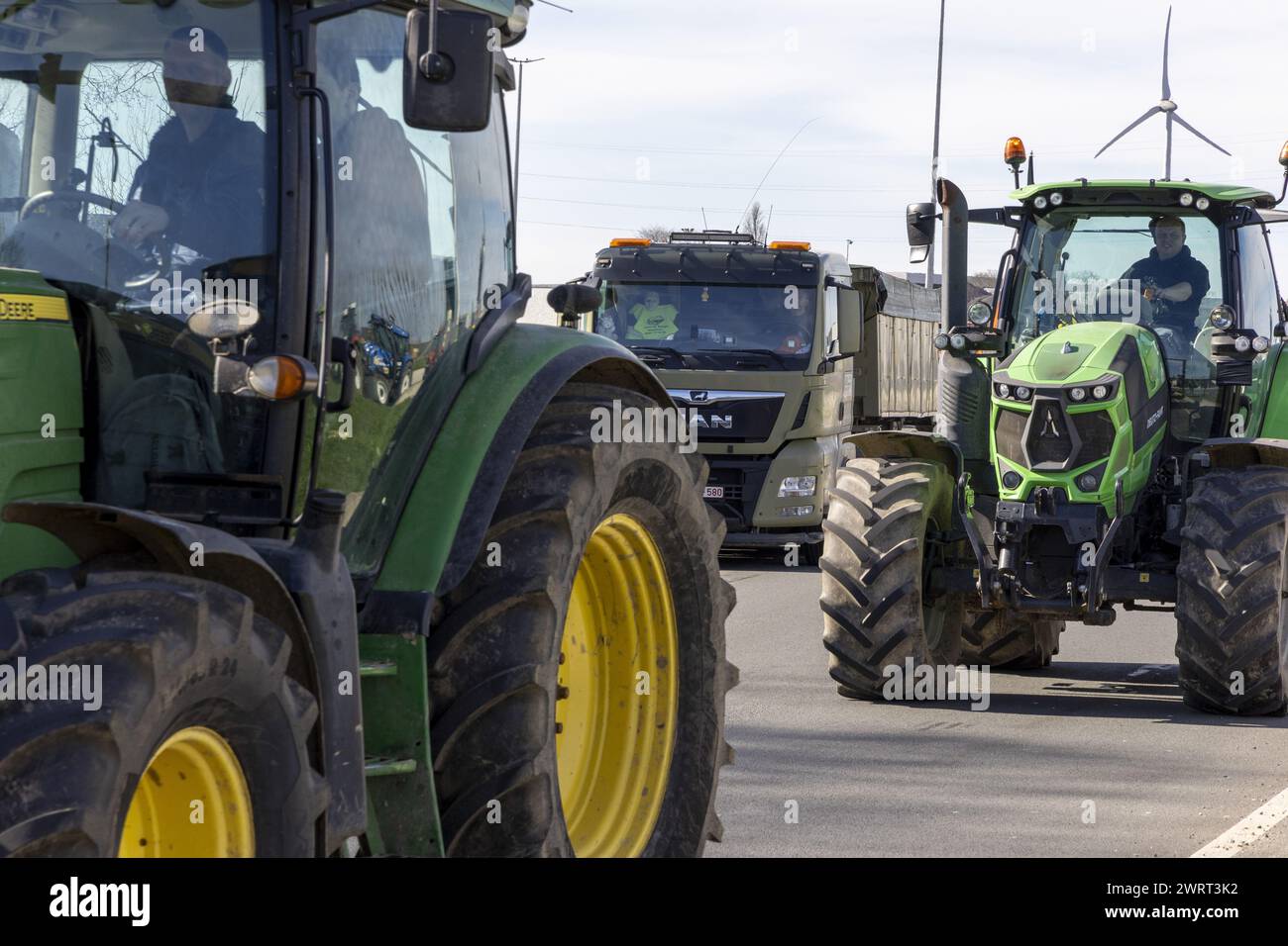Gent, Belgien. März 2024. Traktoren werden auf der Turborotonde während eines Bauernprotests gesehen, der am Donnerstag, den 14. März 2024, die Einfahrt von LKWs zum Hafen von Gent blockierte. Zwei unabhängige Junglandwirte-Verbände protestieren weiterhin gegen die strengen Stickstoffvorschriften für Landwirte. Durch die Sperrung der Häfen wollen die Landwirte darauf hinweisen, dass es vor allem die Industrie ist, die Stickstoff ausstößt, und nicht die Landwirtschaft. BELGA FOTO NICOLAS MAETERLINCK Credit: Belga News Agency/Alamy Live News Stockfoto