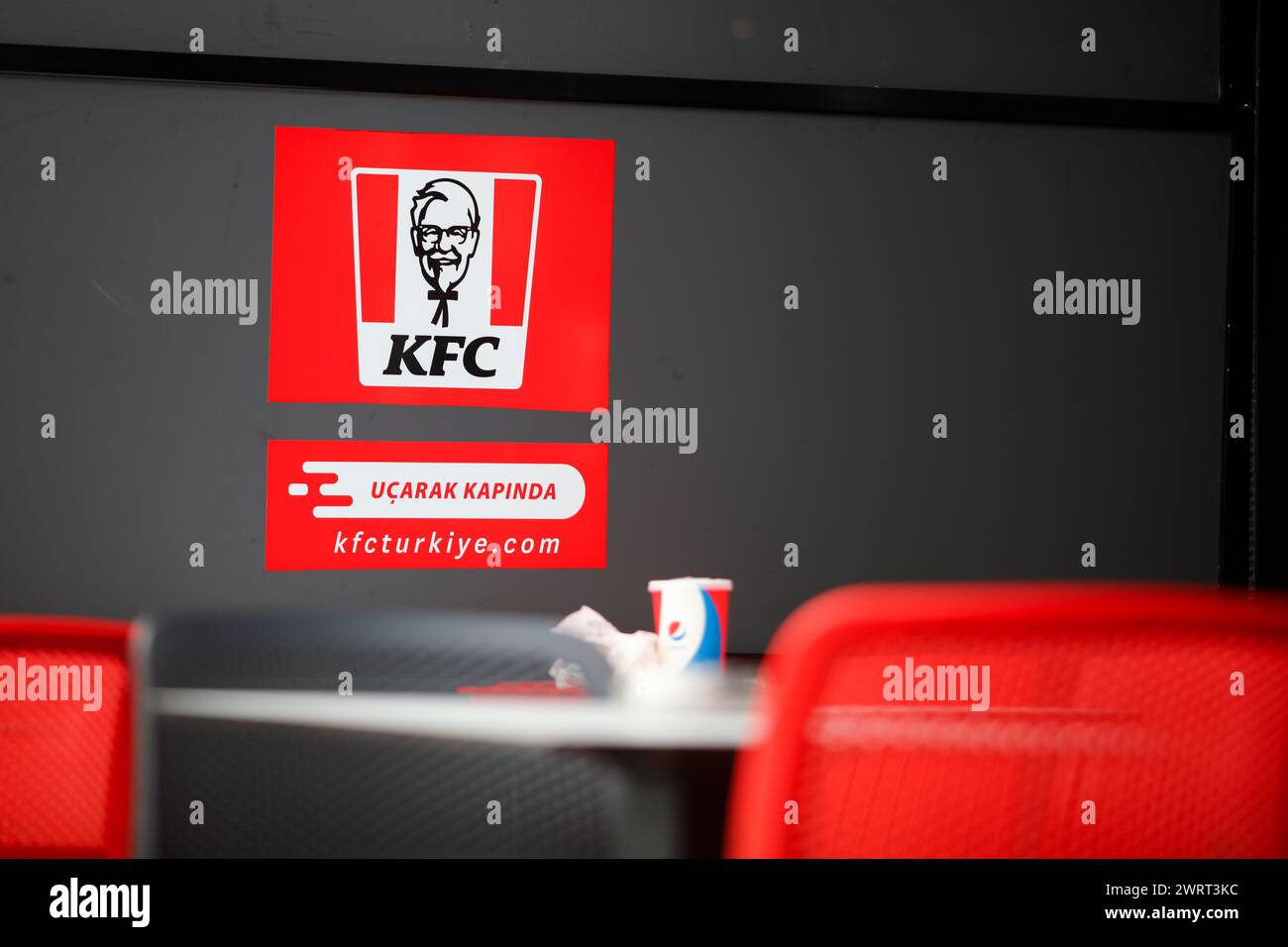 Gaziantep, Turkiye. März 2024. Gaziantep, Turkiye. 10. März 2024. Das Kentucky Fried Chicken (KFC) Logo in einem Fast Food Restaurant in Gaziantep, Süd-Turkiye. Die KFC gehört zu den US-Handelsketten, die seit Beginn der israelischen Militäroffensive im Gazastreifen von einer Boykottkampagne in Turkije betroffen sind. Diese Unternehmen wurden entweder wegen ihrer pro-israelischen Haltung im Krieg, ihrer angeblichen finanziellen Beziehungen zu Israel oder wegen ihrer Investitionen in Israel (Credit Image: © Zakariya Yahya/IMAGESLIVE via ZUMA Press Wire) auf die Boykottliste aufgenommen! Nicht für kommerzielle ZWECKE! Stockfoto