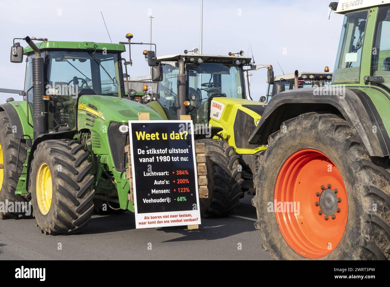 Gent, Belgien. März 2024. Traktoren werden auf der Turborotonde während eines Bauernprotests gesehen, der am Donnerstag, den 14. März 2024, die Einfahrt von LKWs zum Hafen von Gent blockierte. Zwei unabhängige Junglandwirte-Verbände protestieren weiterhin gegen die strengen Stickstoffvorschriften für Landwirte. Durch die Sperrung der Häfen wollen die Landwirte darauf hinweisen, dass es vor allem die Industrie ist, die Stickstoff ausstößt, und nicht die Landwirtschaft. BELGA FOTO NICOLAS MAETERLINCK Credit: Belga News Agency/Alamy Live News Stockfoto
