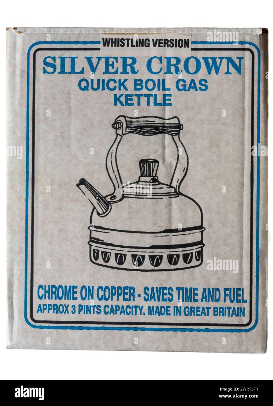 Silver Crown schnell kochender Gaskocher mit Pfeifversion Chrom auf Kupfer spart Zeit und Kraftstoff in Box isoliert auf weißem Hintergrund Stockfoto