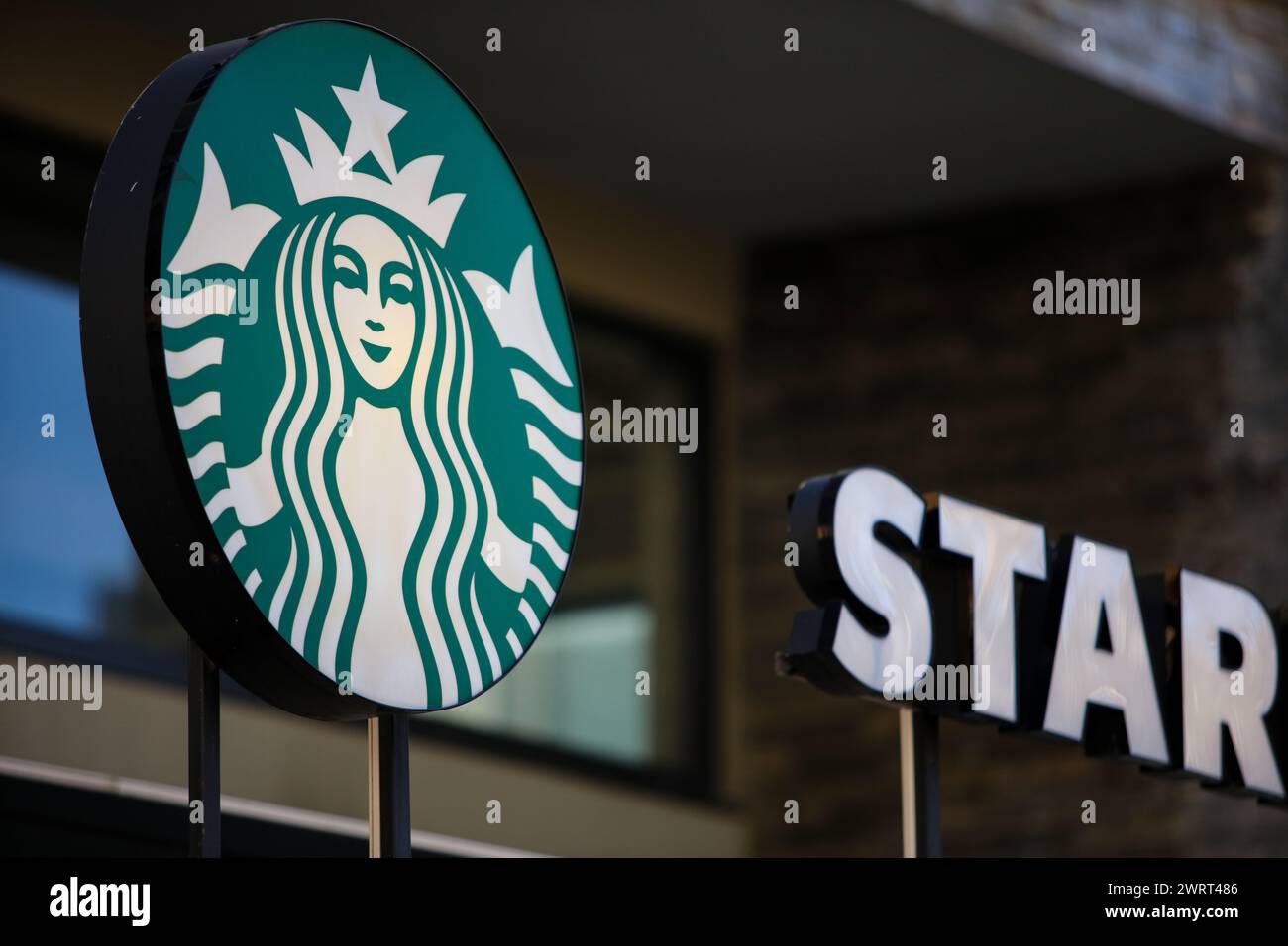 Gaziantep, Turkiye. März 2024. Gaziantep, Turkiye. 10. März 2024. Das Starbucks Logo in einem Starbucks Café in Gaziantep, Süd-Turkiye. Starbucks gehört zu den US-Handelsketten, die seit Beginn der israelischen Militäroffensive in Gaza von einer Boykottkampagne in Turkiye heimgesucht wurden. Diese Unternehmen wurden entweder wegen ihrer pro-israelischen Haltung im Krieg, ihrer angeblichen finanziellen Beziehungen zu Israel oder wegen ihrer Investitionen in Israel (Credit Image: © Zakariya Yahya/IMAGESLIVE via ZUMA Press Wire) auf die Boykottliste aufgenommen! Nicht für kommerzielle ZWECKE! Stockfoto
