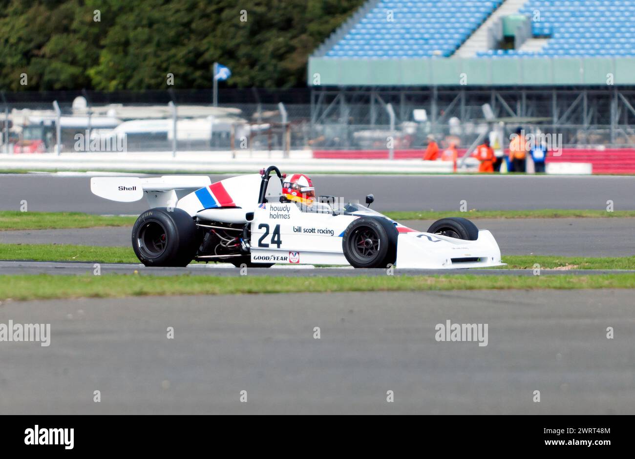 Adrian Langridge fuhr seinen White, 1974, Lola T360 während der Derek Bell Trophy für HSCC Formula Libre beim Silverstone Festival 2023 Stockfoto