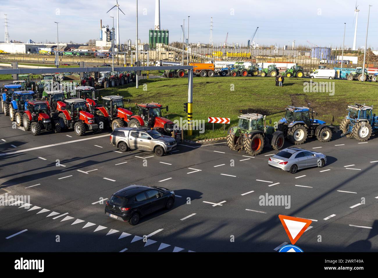 Gent, Belgien. März 2024. Traktoren werden auf der Turborotonde während eines Bauernprotests gesehen, der am Donnerstag, den 14. März 2024, die Einfahrt von LKWs zum Hafen von Gent blockierte. Zwei unabhängige Junglandwirte-Verbände protestieren weiterhin gegen die strengen Stickstoffvorschriften für Landwirte. Durch die Sperrung der Häfen wollen die Landwirte darauf hinweisen, dass es vor allem die Industrie ist, die Stickstoff ausstößt, und nicht die Landwirtschaft. BELGA FOTO NICOLAS MAETERLINCK Credit: Belga News Agency/Alamy Live News Stockfoto