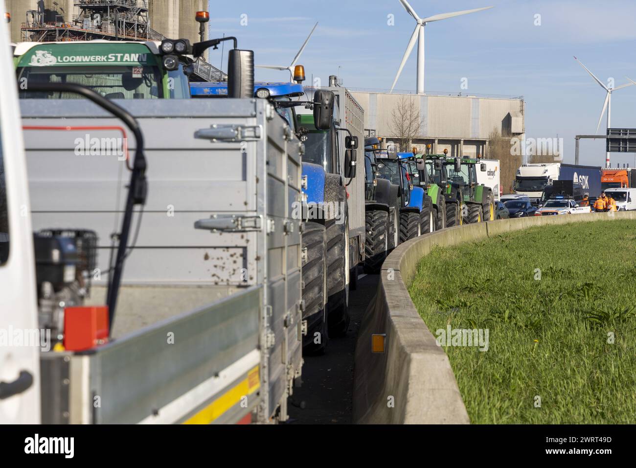 Gent, Belgien. März 2024. Traktoren werden auf der Turborotonde während eines Bauernprotests gesehen, der am Donnerstag, den 14. März 2024, die Einfahrt von LKWs zum Hafen von Gent blockierte. Zwei unabhängige Junglandwirte-Verbände protestieren weiterhin gegen die strengen Stickstoffvorschriften für Landwirte. Durch die Sperrung der Häfen wollen die Landwirte darauf hinweisen, dass es vor allem die Industrie ist, die Stickstoff ausstößt, und nicht die Landwirtschaft. BELGA FOTO NICOLAS MAETERLINCK Credit: Belga News Agency/Alamy Live News Stockfoto