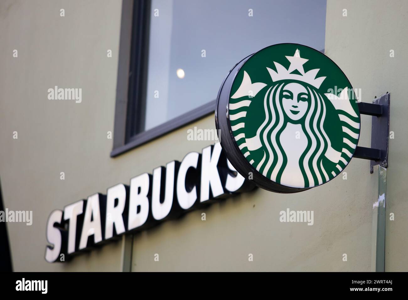 Gaziantep, Turkiye. März 2024. Gaziantep, Turkiye. 10. März 2024. Das Starbucks Logo in einem Starbucks Café in Gaziantep, Süd-Turkiye. Starbucks gehört zu den US-Handelsketten, die seit Beginn der israelischen Militäroffensive in Gaza von einer Boykottkampagne in Turkiye heimgesucht wurden. Diese Unternehmen wurden entweder wegen ihrer pro-israelischen Haltung im Krieg, ihrer angeblichen finanziellen Beziehungen zu Israel oder wegen ihrer Investitionen in Israel (Credit Image: © Zakariya Yahya/IMAGESLIVE via ZUMA Press Wire) auf die Boykottliste aufgenommen! Nicht für kommerzielle ZWECKE! Stockfoto