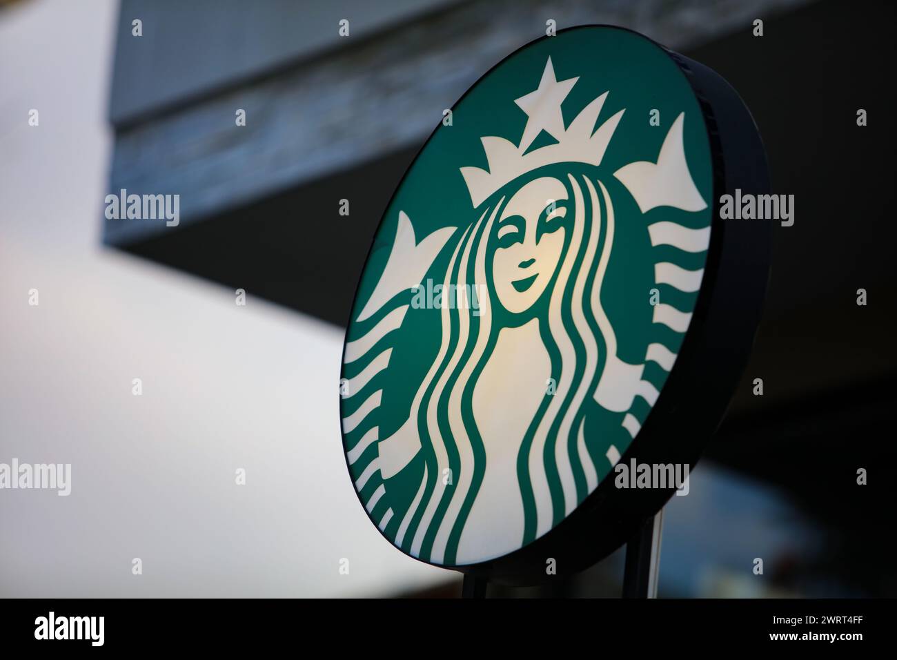 Gaziantep, Turkiye. März 2024. Gaziantep, Turkiye. 10. März 2024. Das Starbucks Logo in einem Starbucks Café in Gaziantep, Süd-Turkiye. Starbucks gehört zu den US-Handelsketten, die seit Beginn der israelischen Militäroffensive in Gaza von einer Boykottkampagne in Turkiye heimgesucht wurden. Diese Unternehmen wurden entweder wegen ihrer pro-israelischen Haltung im Krieg, ihrer angeblichen finanziellen Beziehungen zu Israel oder wegen ihrer Investitionen in Israel (Credit Image: © Zakariya Yahya/IMAGESLIVE via ZUMA Press Wire) auf die Boykottliste aufgenommen! Nicht für kommerzielle ZWECKE! Stockfoto