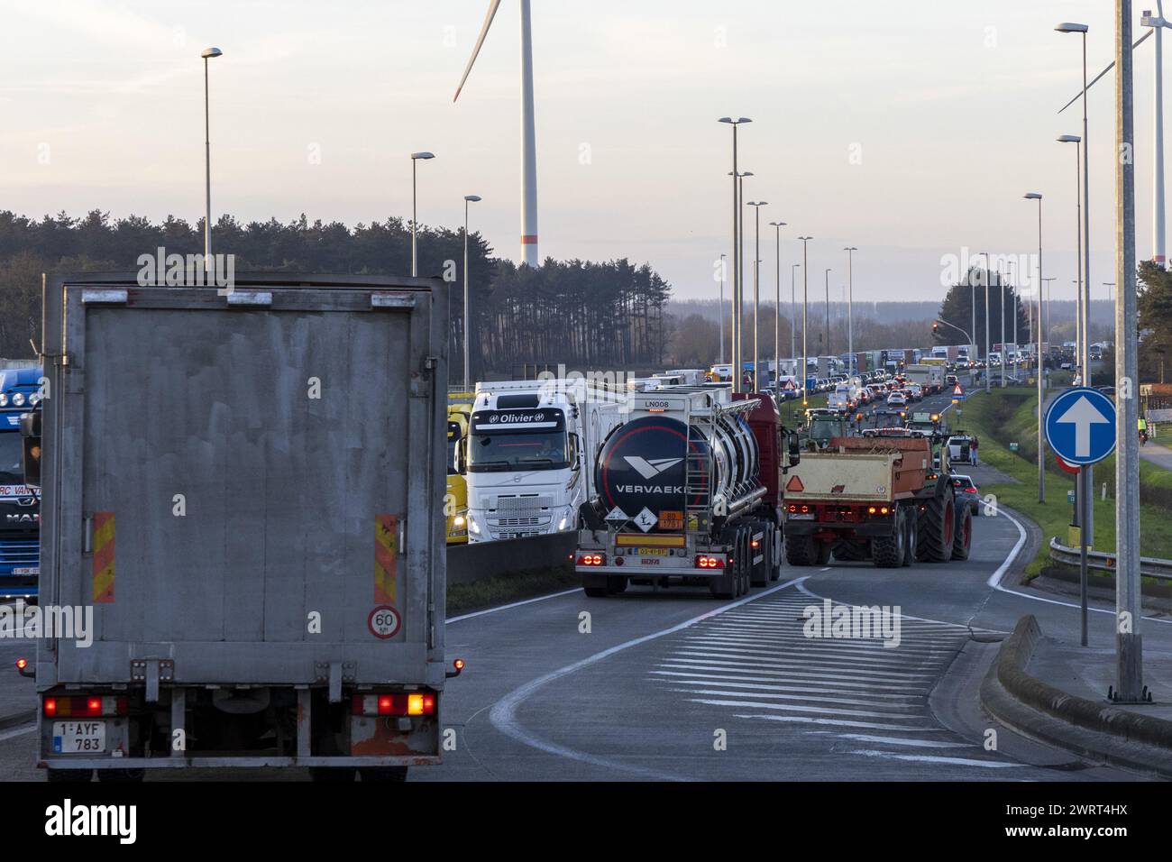 Gent, Belgien. März 2024. Während eines Bauernprotests, der am Donnerstag, den 14. März 2024 den Zugang von LKWs zum Hafen von Gent blockierte, stecken Autos und LKWs in Staus fest. Zwei unabhängige Junglandwirte-Verbände protestieren weiterhin gegen die strengen Stickstoffvorschriften für Landwirte. Durch die Sperrung der Häfen wollen die Landwirte darauf hinweisen, dass es vor allem die Industrie ist, die Stickstoff ausstößt, und nicht die Landwirtschaft. BELGA FOTO NICOLAS MAETERLINCK Credit: Belga News Agency/Alamy Live News Stockfoto