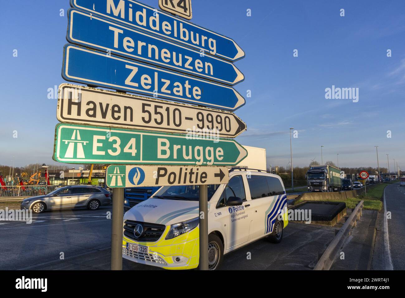 Gent, Belgien. März 2024. Eine Reihe von Pfeilschildern ist während eines Bauernprotests zu sehen, der am Donnerstag, den 14. März 2024, den Einlass von LKWs zum Hafen von Gent blockiert. Zwei unabhängige Junglandwirte-Verbände protestieren weiterhin gegen die strengen Stickstoffvorschriften für Landwirte. Durch die Sperrung der Häfen wollen die Landwirte darauf hinweisen, dass es vor allem die Industrie ist, die Stickstoff ausstößt, und nicht die Landwirtschaft. BELGA FOTO NICOLAS MAETERLINCK Credit: Belga News Agency/Alamy Live News Stockfoto