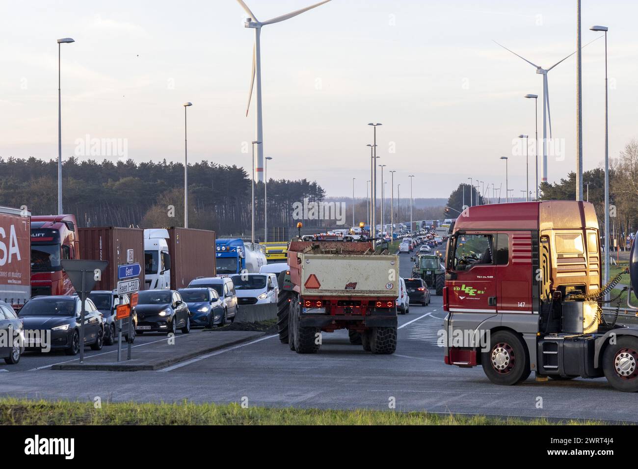 Gent, Belgien. März 2024. Während eines Bauernprotests, der am Donnerstag, den 14. März 2024 den Zugang von LKWs zum Hafen von Gent blockierte, stecken Autos und LKWs in Staus fest. Zwei unabhängige Junglandwirte-Verbände protestieren weiterhin gegen die strengen Stickstoffvorschriften für Landwirte. Durch die Sperrung der Häfen wollen die Landwirte darauf hinweisen, dass es vor allem die Industrie ist, die Stickstoff ausstößt, und nicht die Landwirtschaft. BELGA FOTO NICOLAS MAETERLINCK Credit: Belga News Agency/Alamy Live News Stockfoto