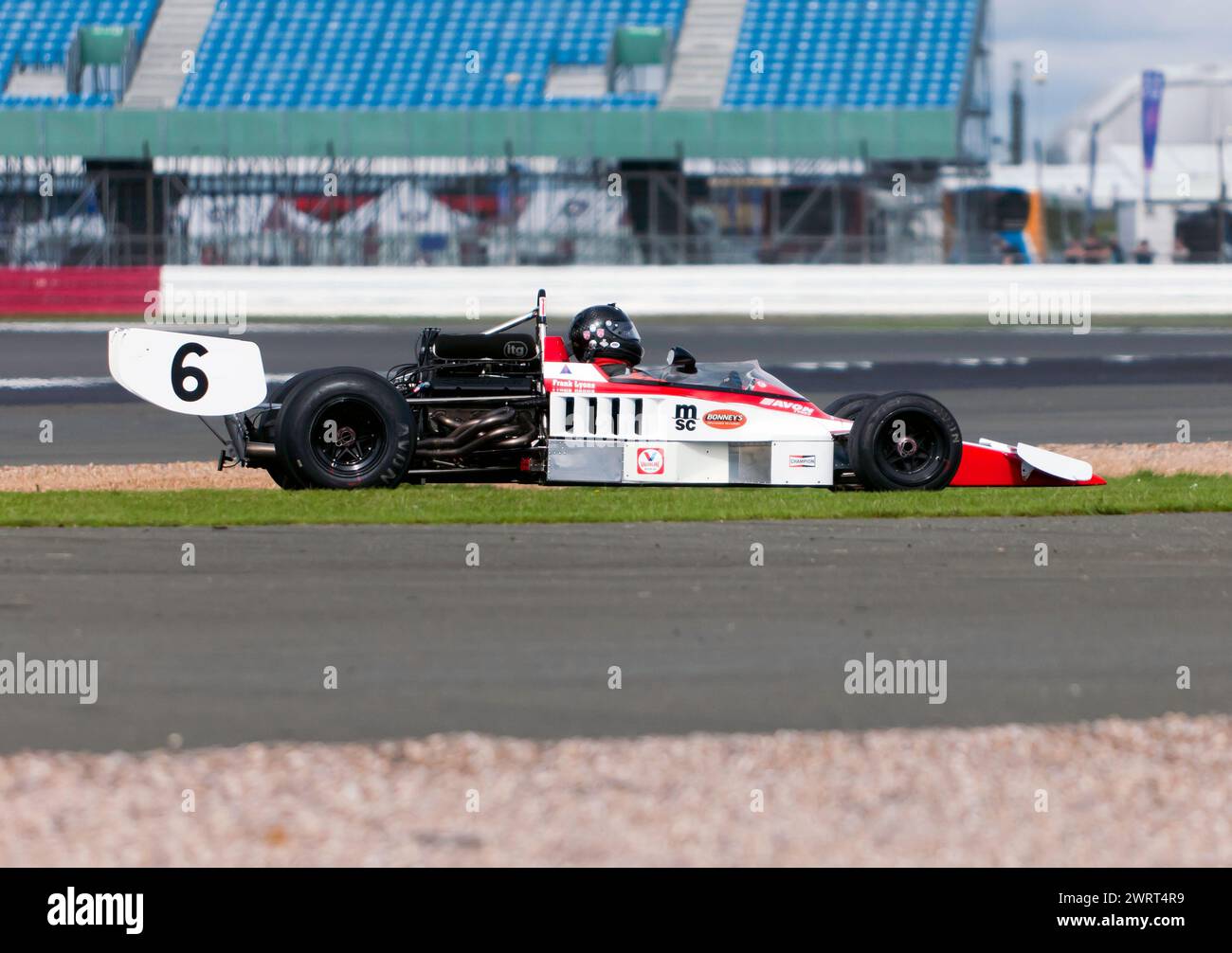 Frank Lyons fuhr seinen Red and White, 1974, Lola T332, während der Derek Bell Trophy für HSCC Formula Libre, beim Silverstone Festival 2023 Stockfoto