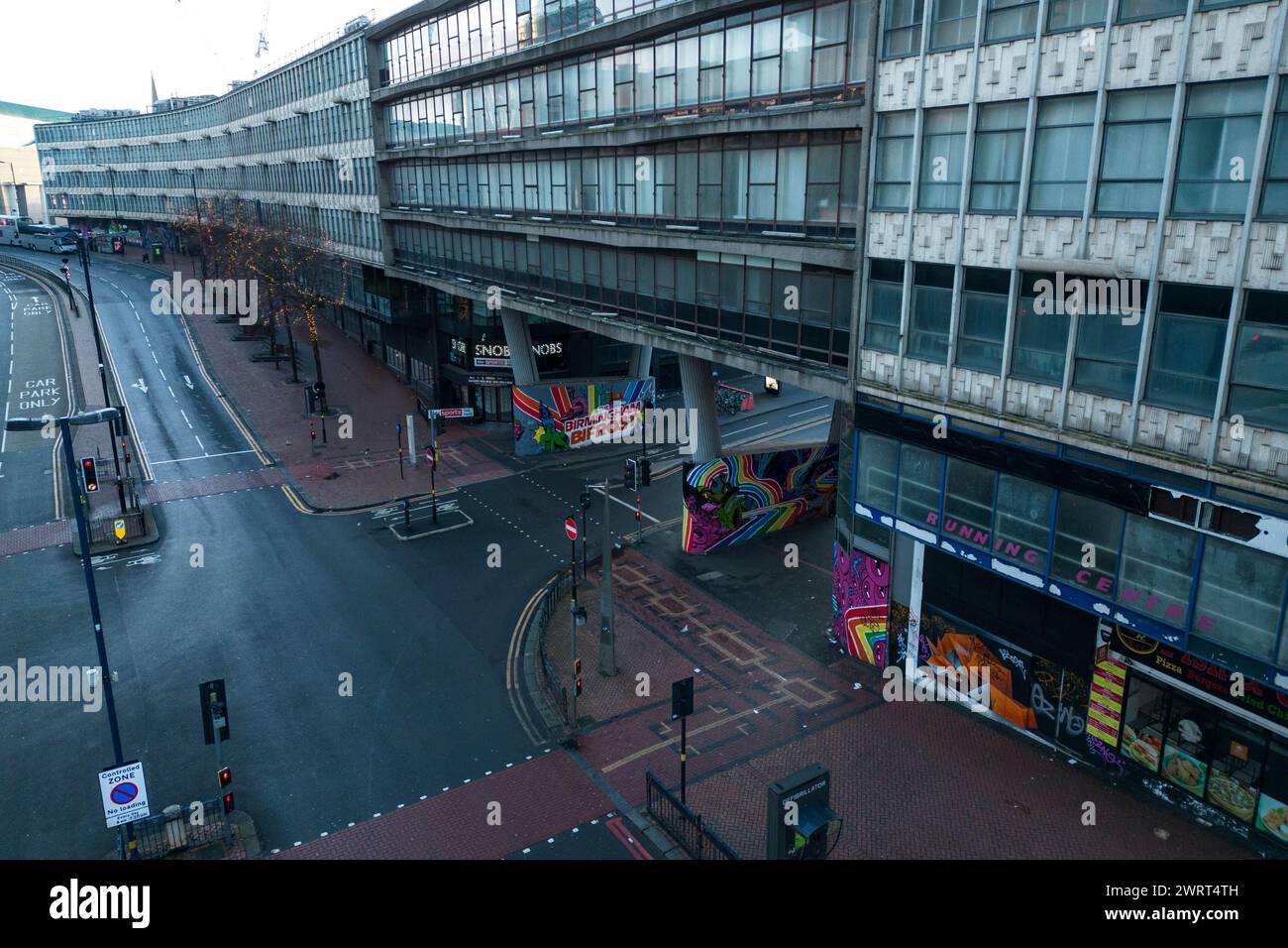 Smallbrook Queensway, Birmingham, 4. März 2024 - der alte SNOBS-Nachtclub am Smallbrook Queensway soll zusammen mit dem gesamten "welligen" Ringway-Zentrum im Stadtzentrum von Birmingham abgerissen werden, nachdem die Stadträte den Bau eines 48-stöckigen Turms genehmigt hatten, einschließlich eines 9-stöckigen Podiums, das 571 Wohnungen umfasste, und Pläne für zwei weitere Türme mit 44 und 56 Stockwerken. Das Ringway Center wurde in den 1950er Jahren als Teil der Inner Ring Road gebaut und zeichnet sich durch seine sanft geschwungene Fronthöhe aus. DER SNOBS Nachtclub zog 2014 in das Gebäude ein, nachdem er seine PR Stockfoto